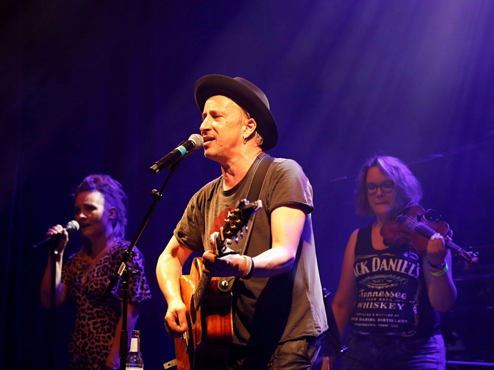 Stefan Knittler beim „P/op Kölsch“-Konzert am Montag auf der Bühne.