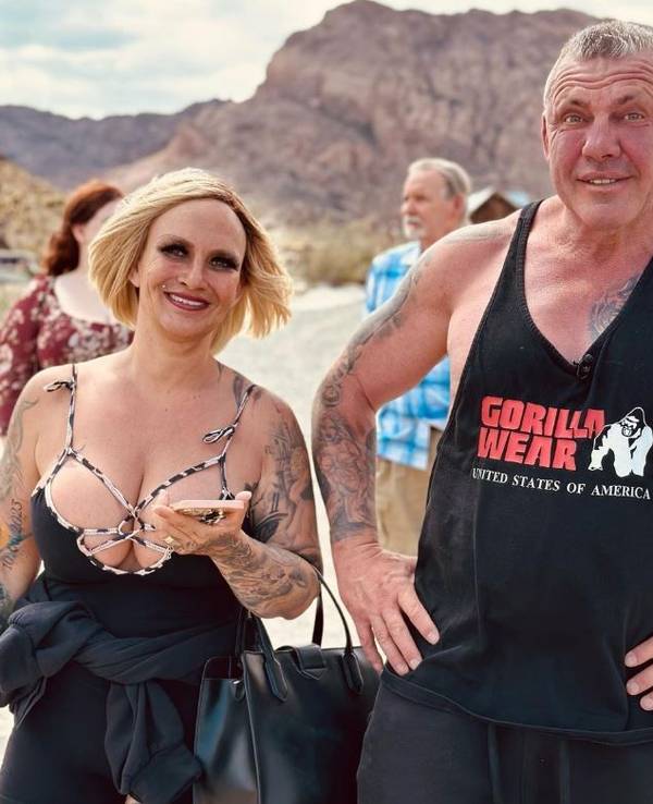 Andreas Robens und Caro posieren für ein Foto.