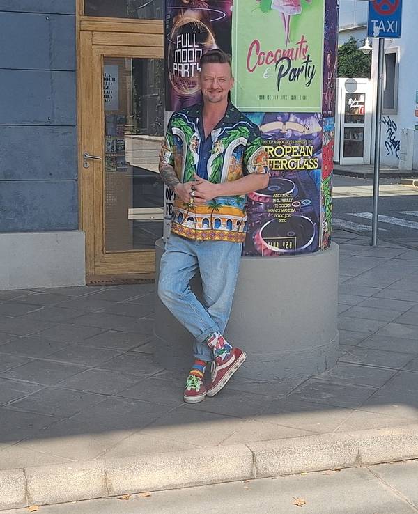 Das Foto zeigt Musiker Ben Zucker in der Kulisse der RTL-Seifenoper „Unter uns“.