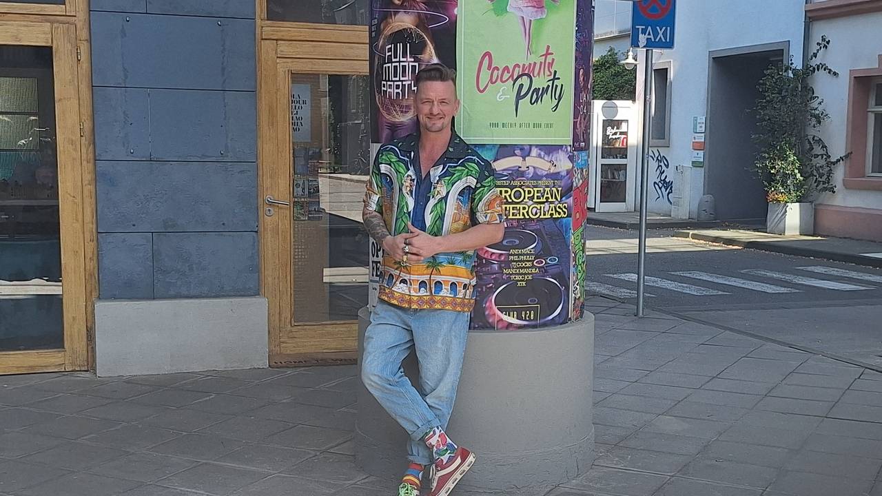 Das Foto zeigt Musiker Ben Zucker in der Kulisse der RTL-Seifenoper „Unter uns“.