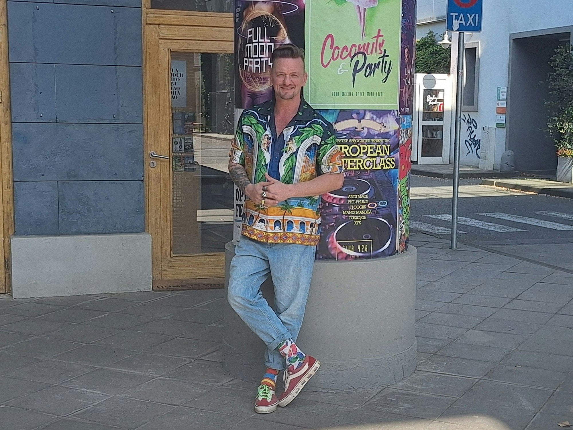 Das Foto zeigt Musiker Ben Zucker in der Kulisse der RTL-Seifenoper „Unter uns“.