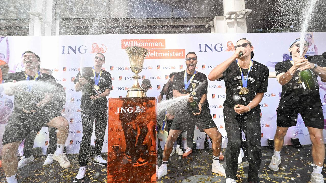 Das deutsche Basketball-Team feiert beim Empfang in Frankfurt.