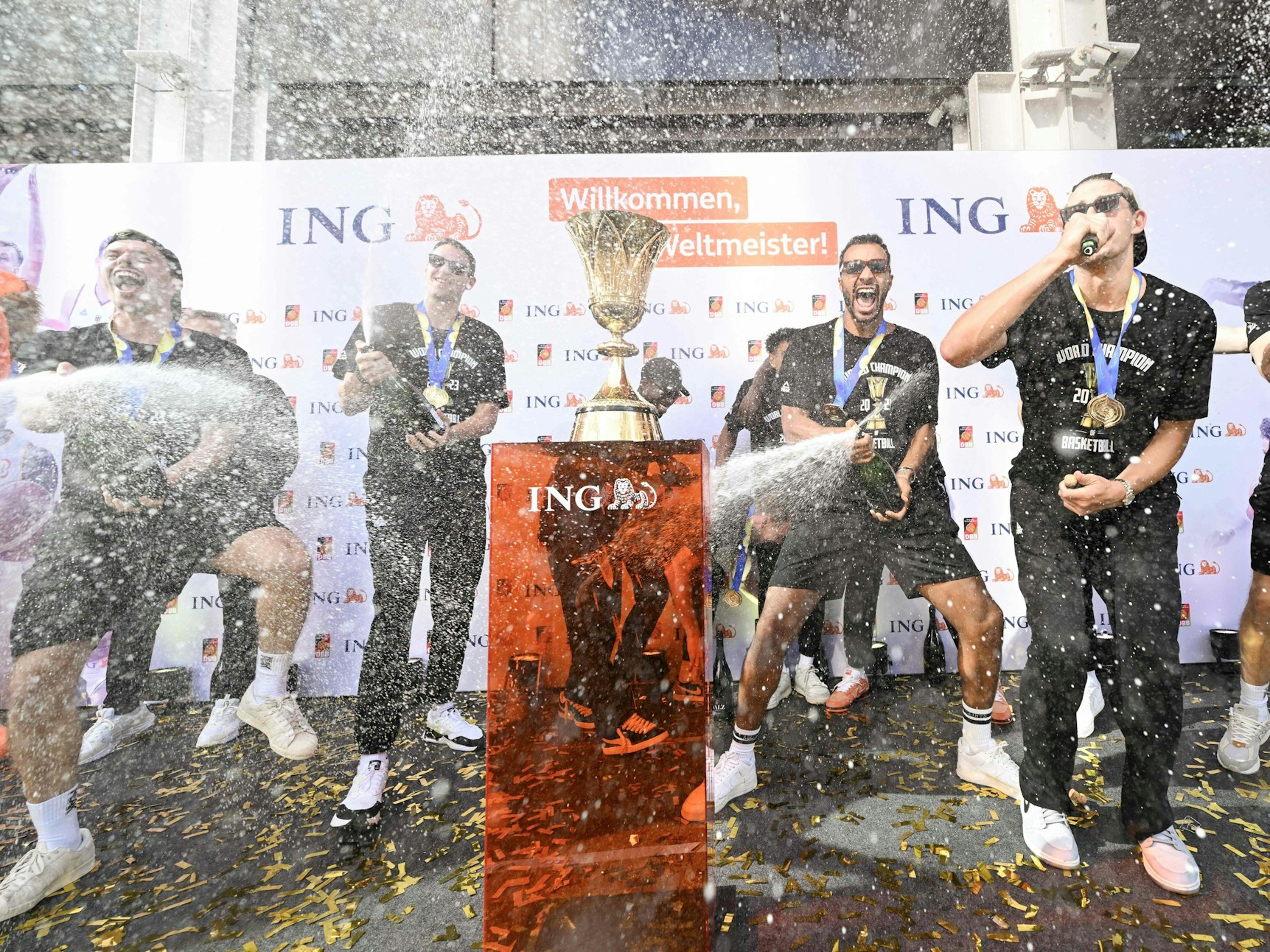 Das deutsche Basketball-Team feiert beim Empfang in Frankfurt.