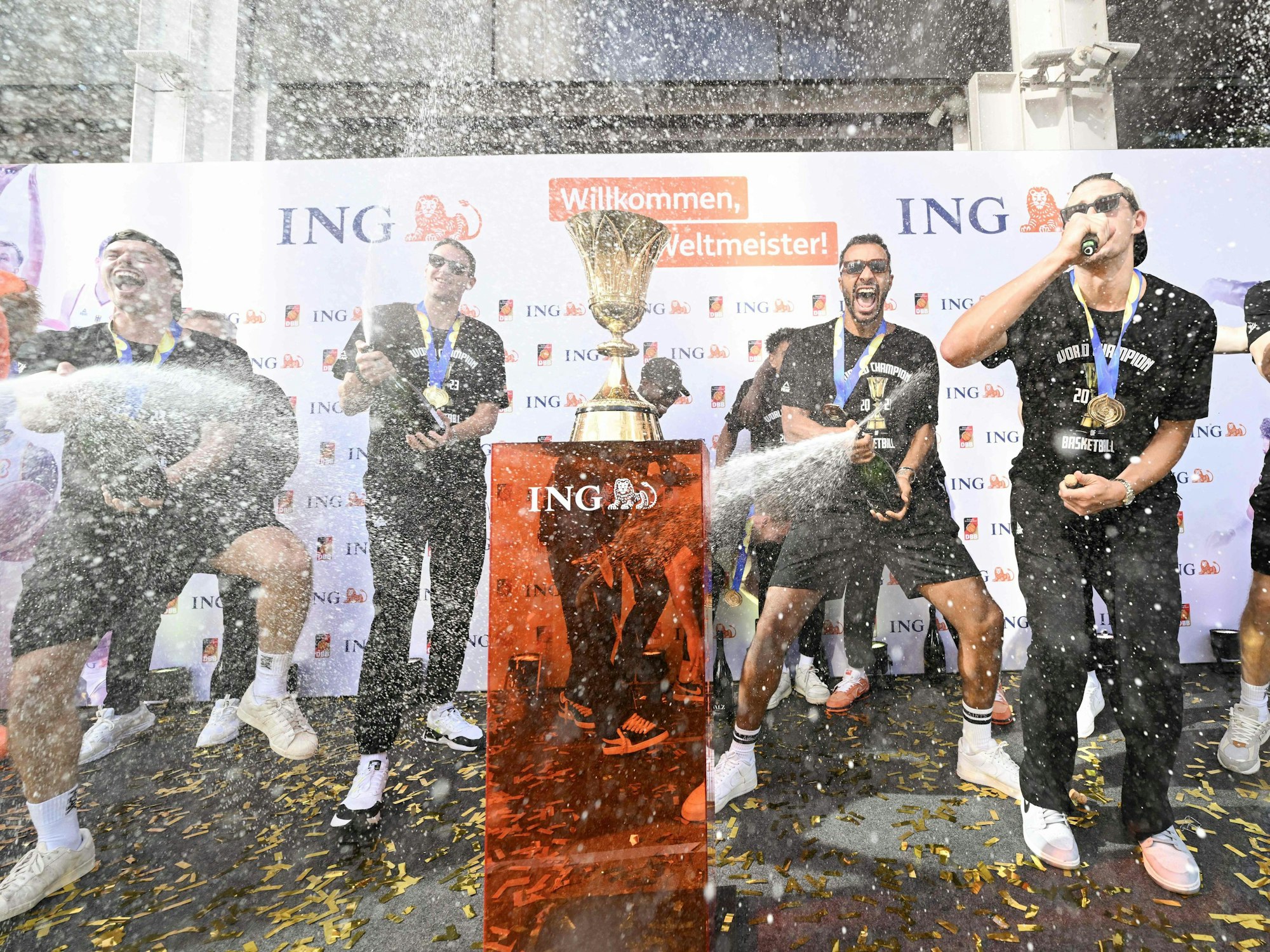 Das deutsche Basketball-Team feiert beim Empfang in Frankfurt.