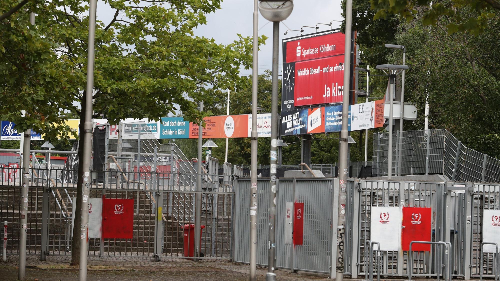 Blick auf die Stehplätze am Kölner Südstadion.