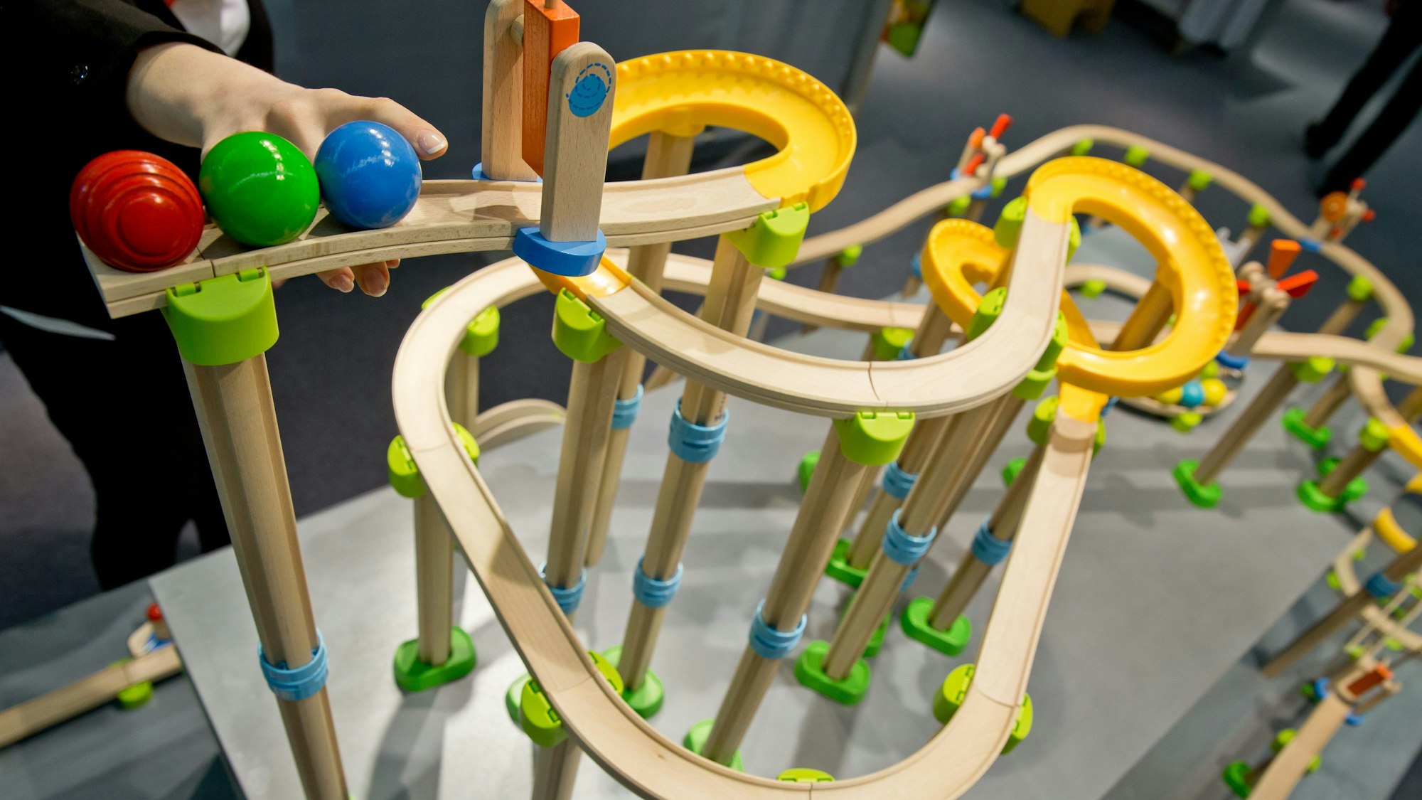 Die Kugelbahn Kullerbü ist während der Internationalen Spielwarenmesse am Stand von Haba zu sehen (2015). Der oberfränkische Spielwarenhersteller Haba Sales GmbH & Co. KG hat beim Amtsgericht Coburg einen Antrag auf Insolvenz in Eigenverwaltung gestellt.
