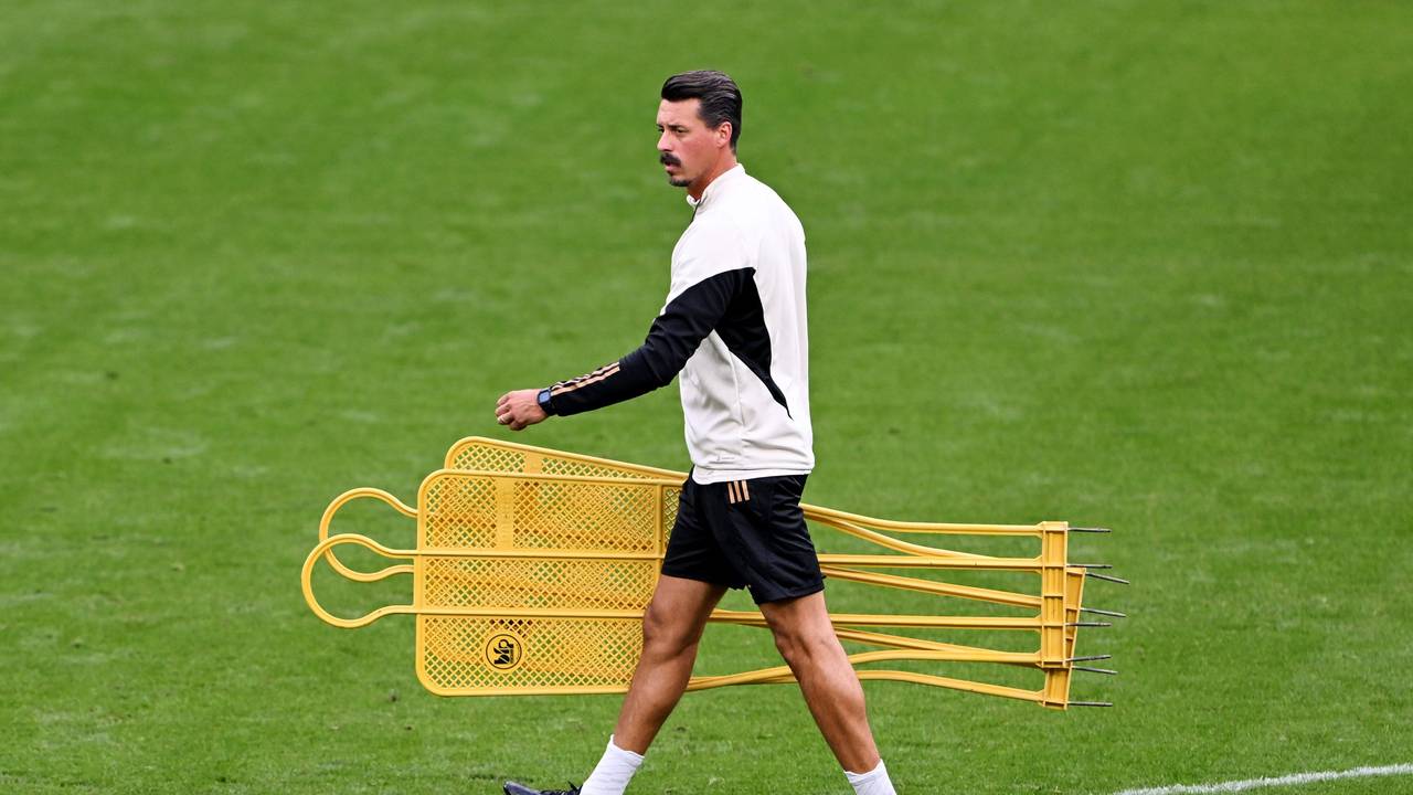 Training im Signal-Iduna-Stadion: Sandro Wagner geht über den Platz.