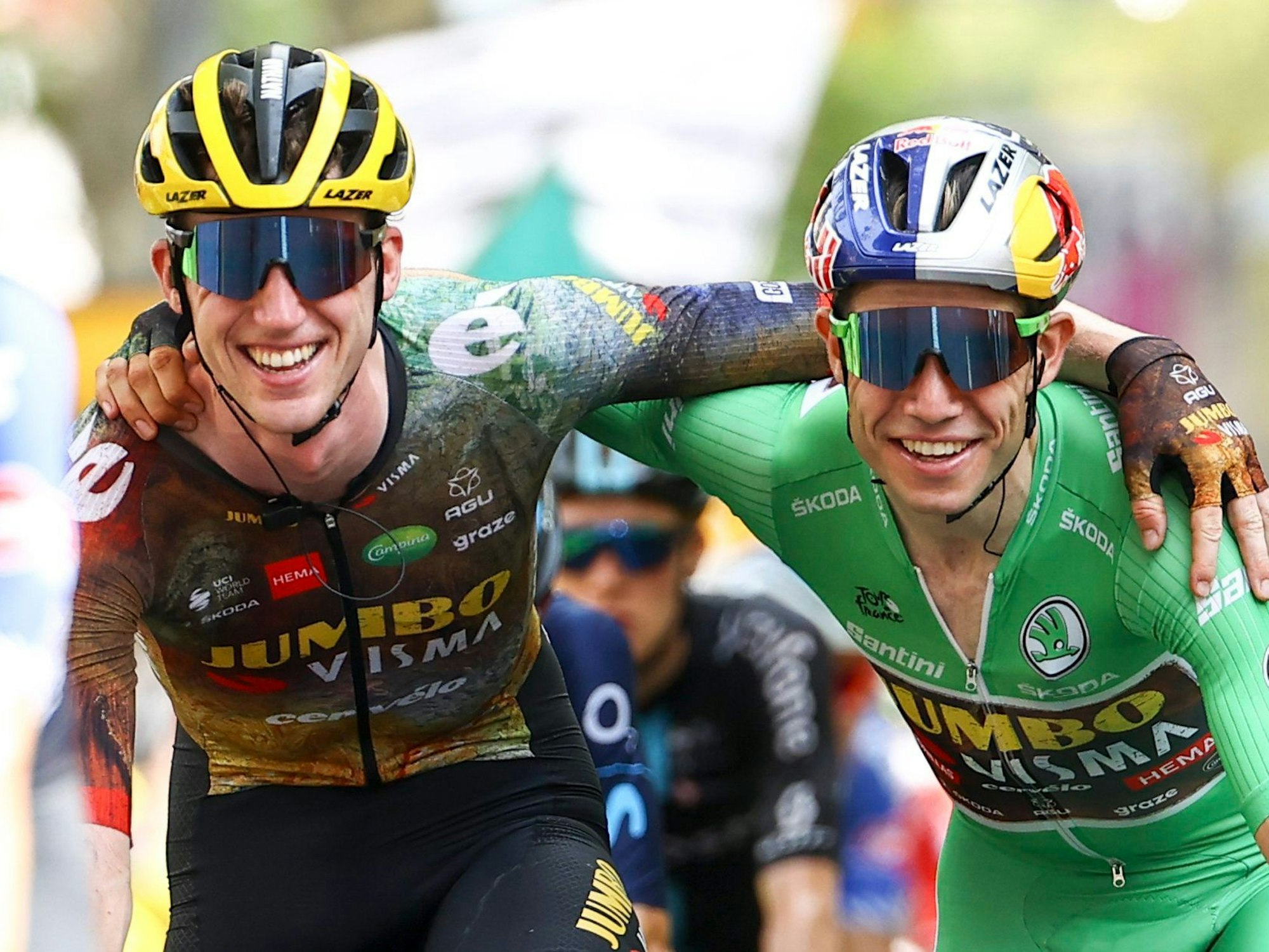 Der Belgier Nathan Van Hooydonck (l.) vom Team Jumbo-Visma und der Belgier Wout Van Aert vom Team Jumbo-Visma im Grünen Trikot des besten Sprinters.