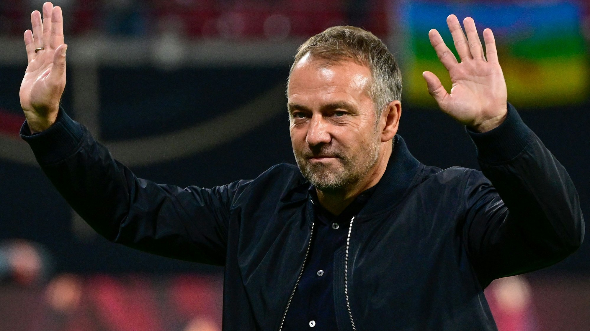 Hansi Flick winkt vor dem Spiel der deutschen Nationalmannschaft in Richtung Fans.