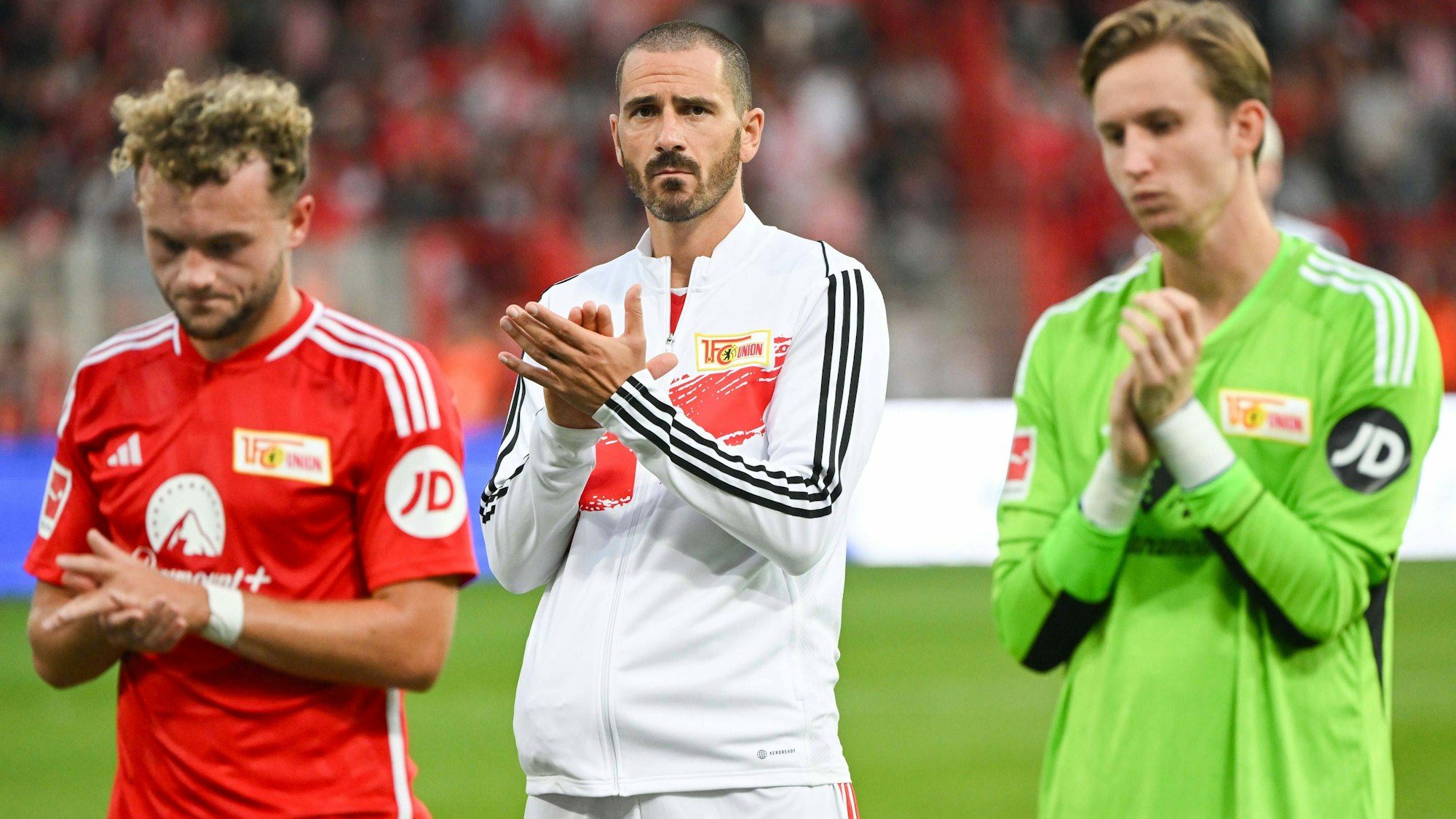 Unions Benedict Hollerbach (l.), Leonardo Bonucci (M.) und Frederik Rönnow sind enttäuscht nach der Niederlage gegen Leipzig.