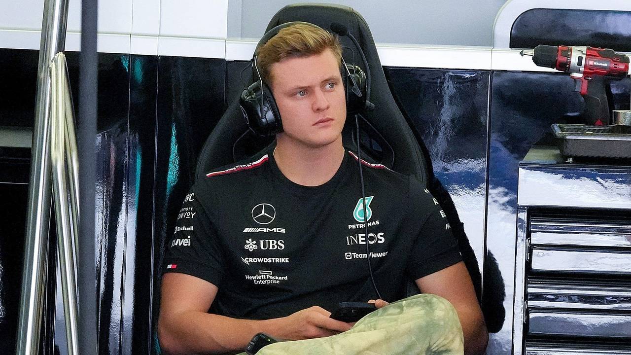 23.02.2023, Bahrain, Sakhir: Motorsport: Formel-1-Testfahrten in Bahrain. Testfahrer Mick Schumacher aus Deutschland vom Team Mercedes in der Box. Er spricht über seinen berühmten Vater.