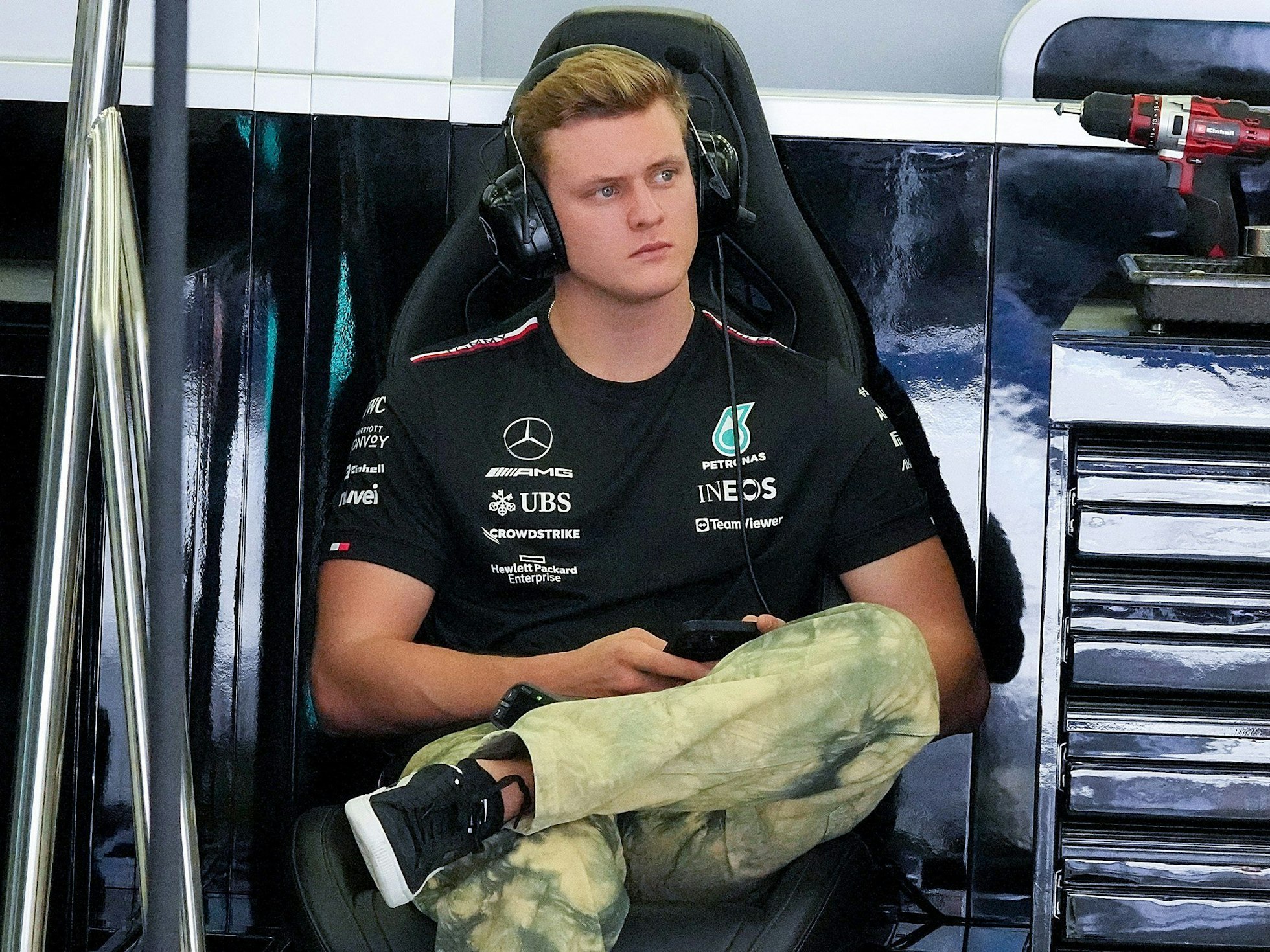 23.02.2023, Bahrain, Sakhir: Motorsport: Formel-1-Testfahrten in Bahrain. Testfahrer Mick Schumacher aus Deutschland vom Team Mercedes in der Box. Er spricht über seinen berühmten Vater.