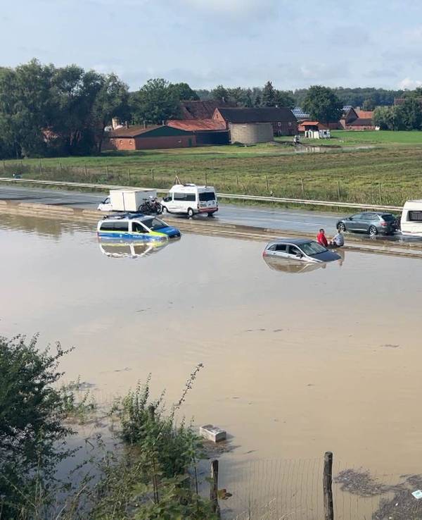 Unwetter haben am Dienstag in Nordrhein-Westfalen vereinzelt für überflutete Straßen und vollgelaufene Keller gesorgt. Die Autobahn 2 musste zwischen Beckum und Oelde (Kreis Warendorf) in Richtung Hannover gesperrt werden