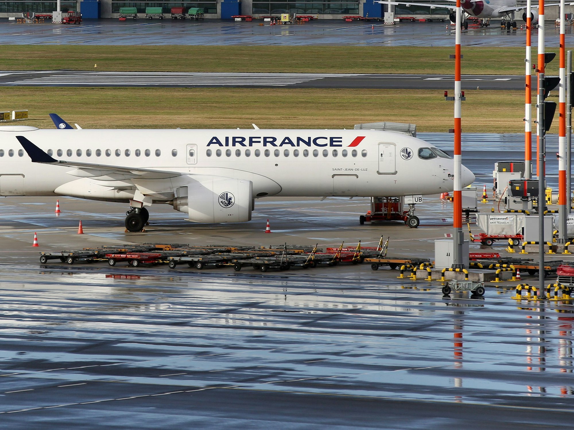 Eine Maschine der französischen Fluggesellschaft Air France steht am Vormittag auf dem Flughafen Hamburg.