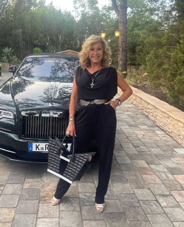 Carmen Geiss steht vor einem Auto.