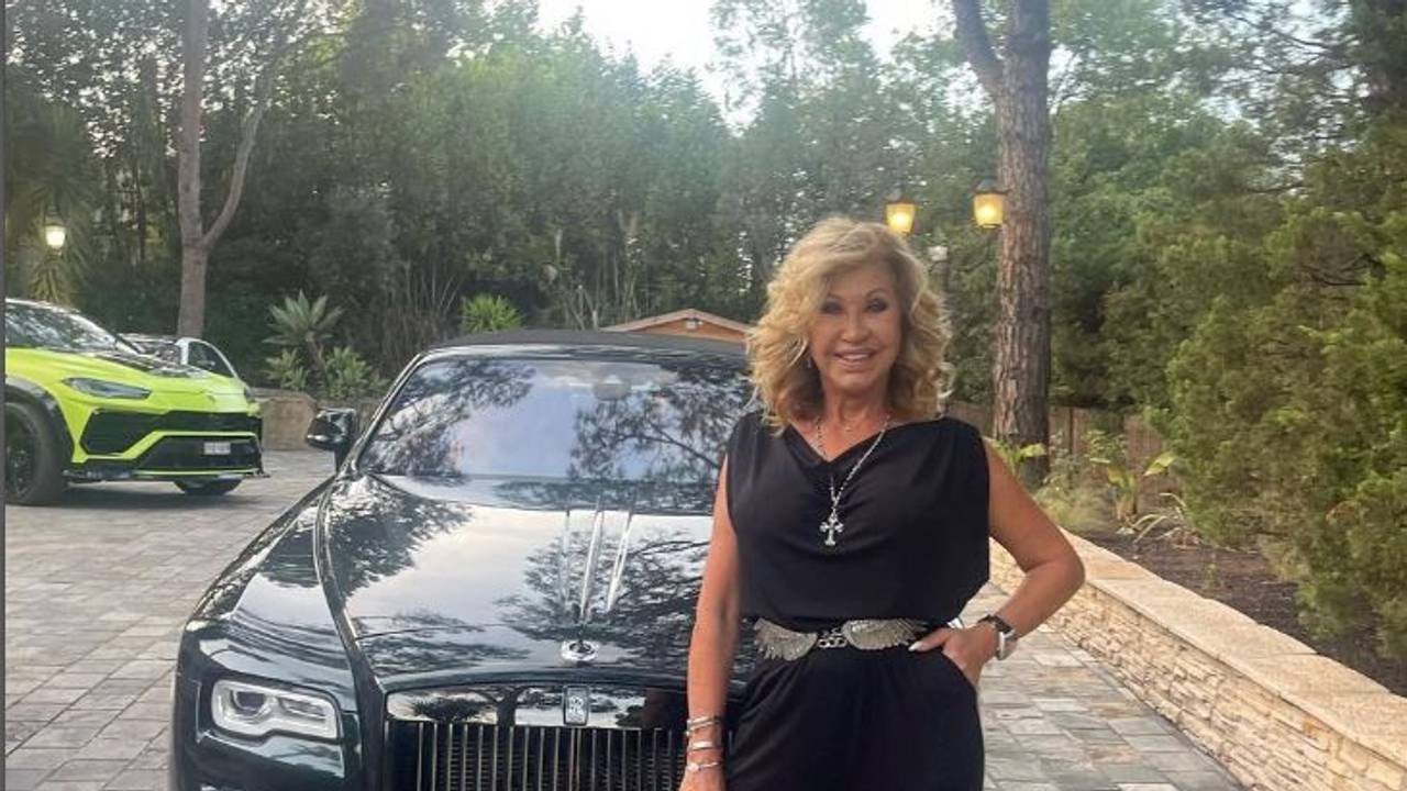 Carmen Geiss steht vor einem Auto.