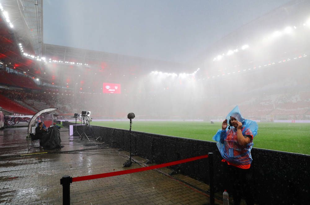 Starker Regen im Stadion von RB Leipzig.