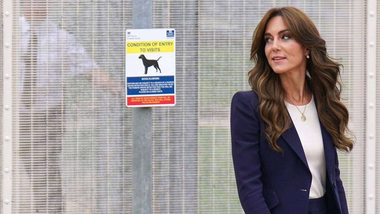 Kate, Prinzessin von Wales und Schirmherrin des Forward Trust, hat Pflaster an zwei Fingern, als sie das Gefängnis HMP High Down besucht.