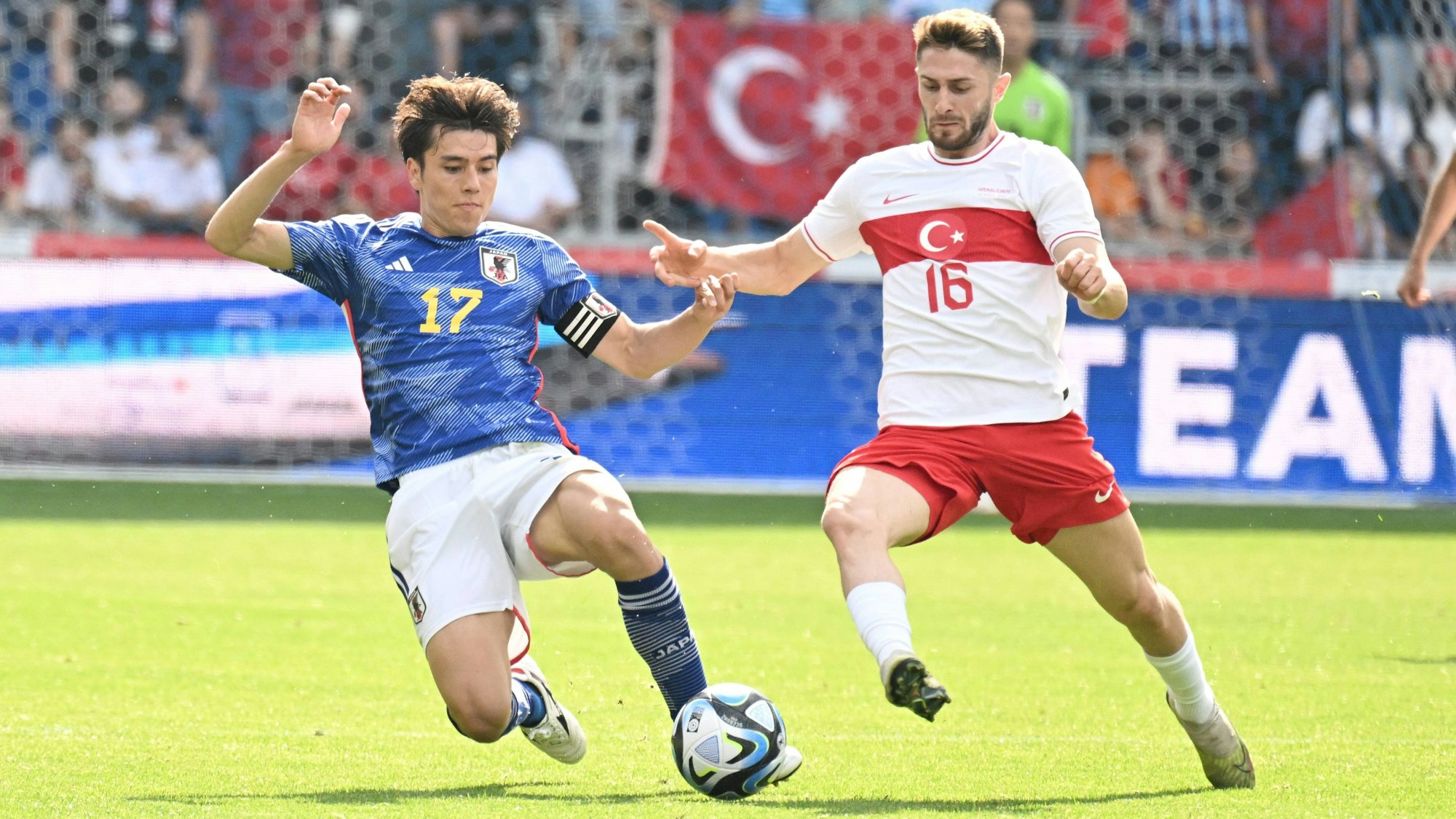 Japans Ao Tanaka im Zweikampf mit dem Türken Ismail Yusek.