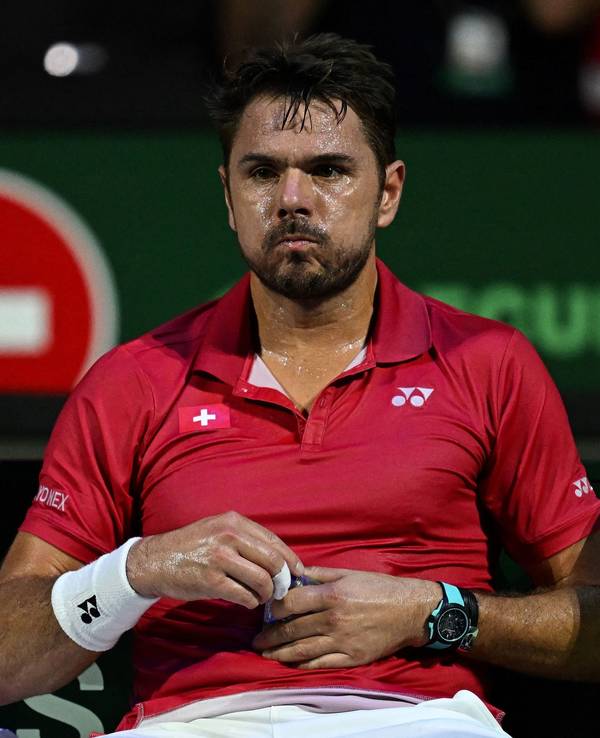 Stan Wawrinka sitzt während eines Seitenwechsels auf der Bank.