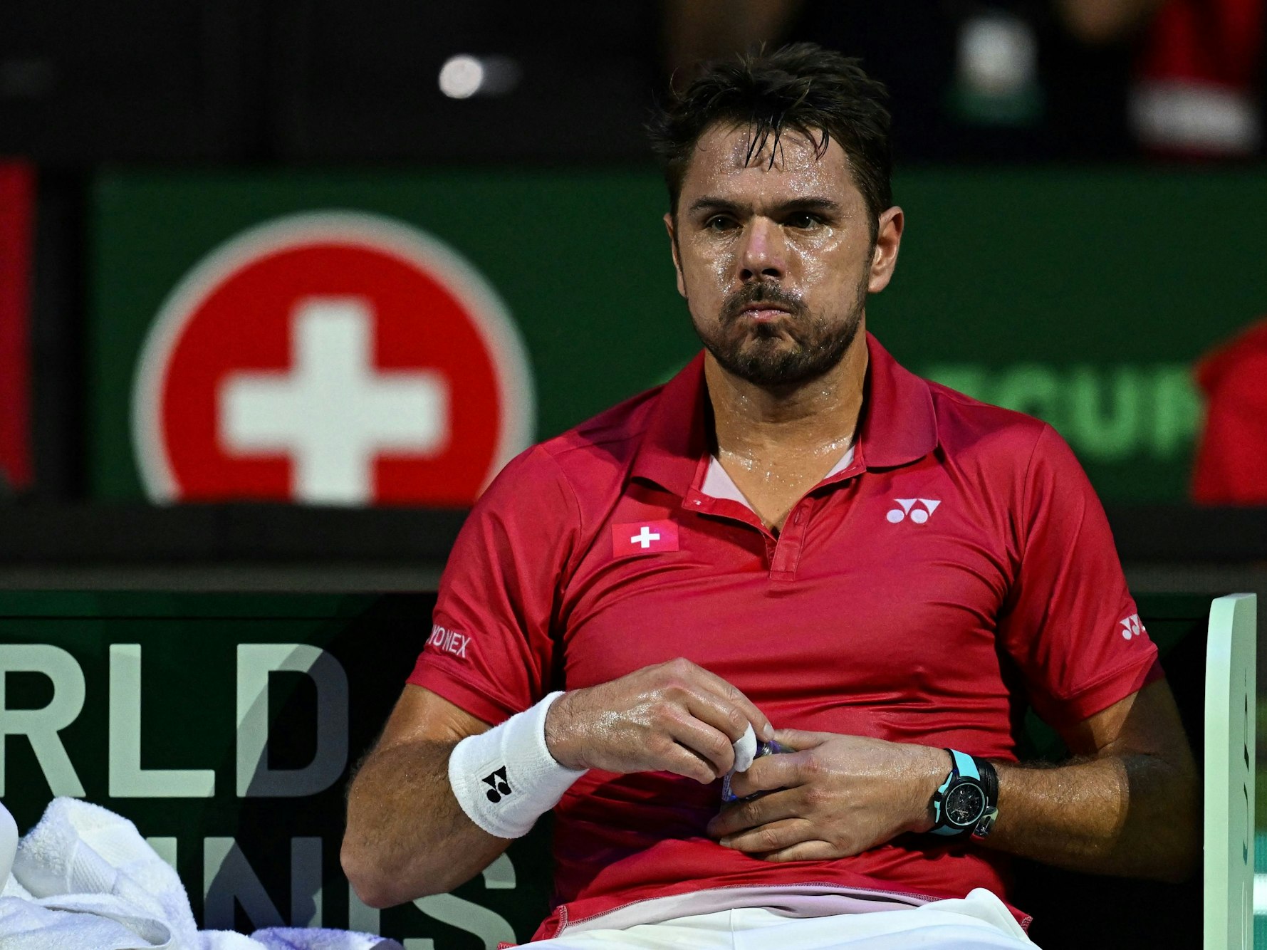 Stan Wawrinka sitzt während eines Seitenwechsels auf der Bank.