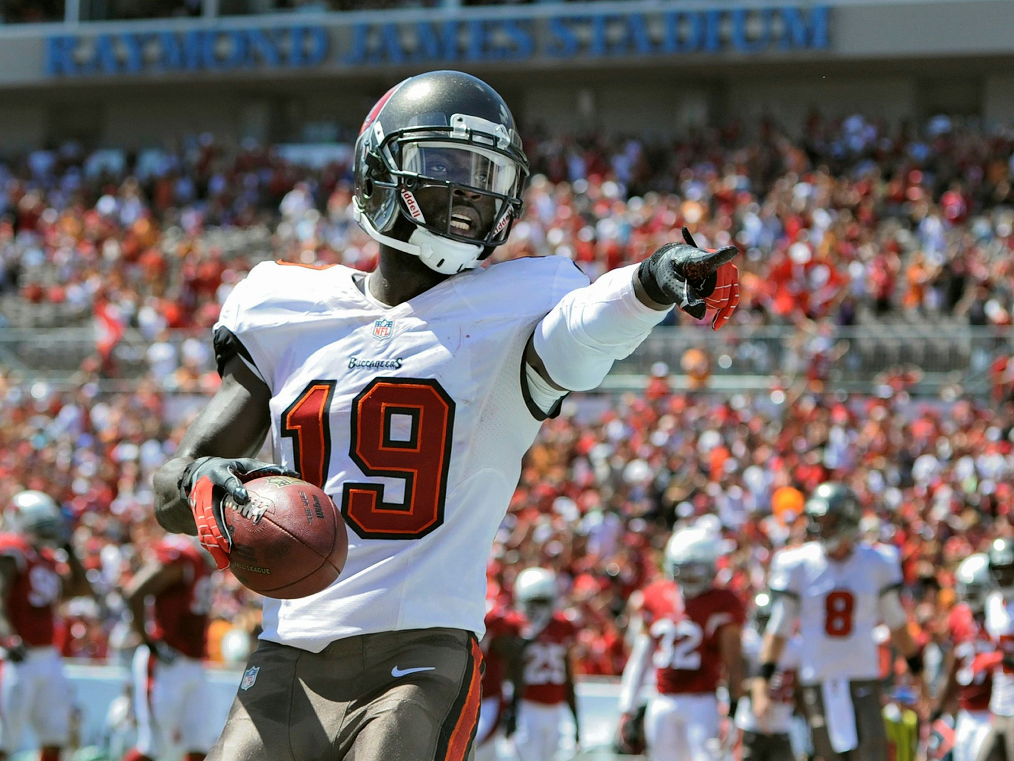 Mike Williams hält den Football in der Hand und zeigt etwas an.