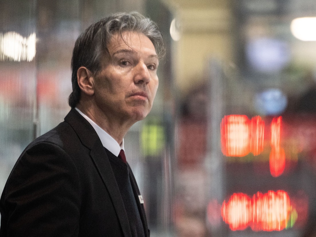 Trainer Uwe Krupp von den Haien verfolgt das Spiel.