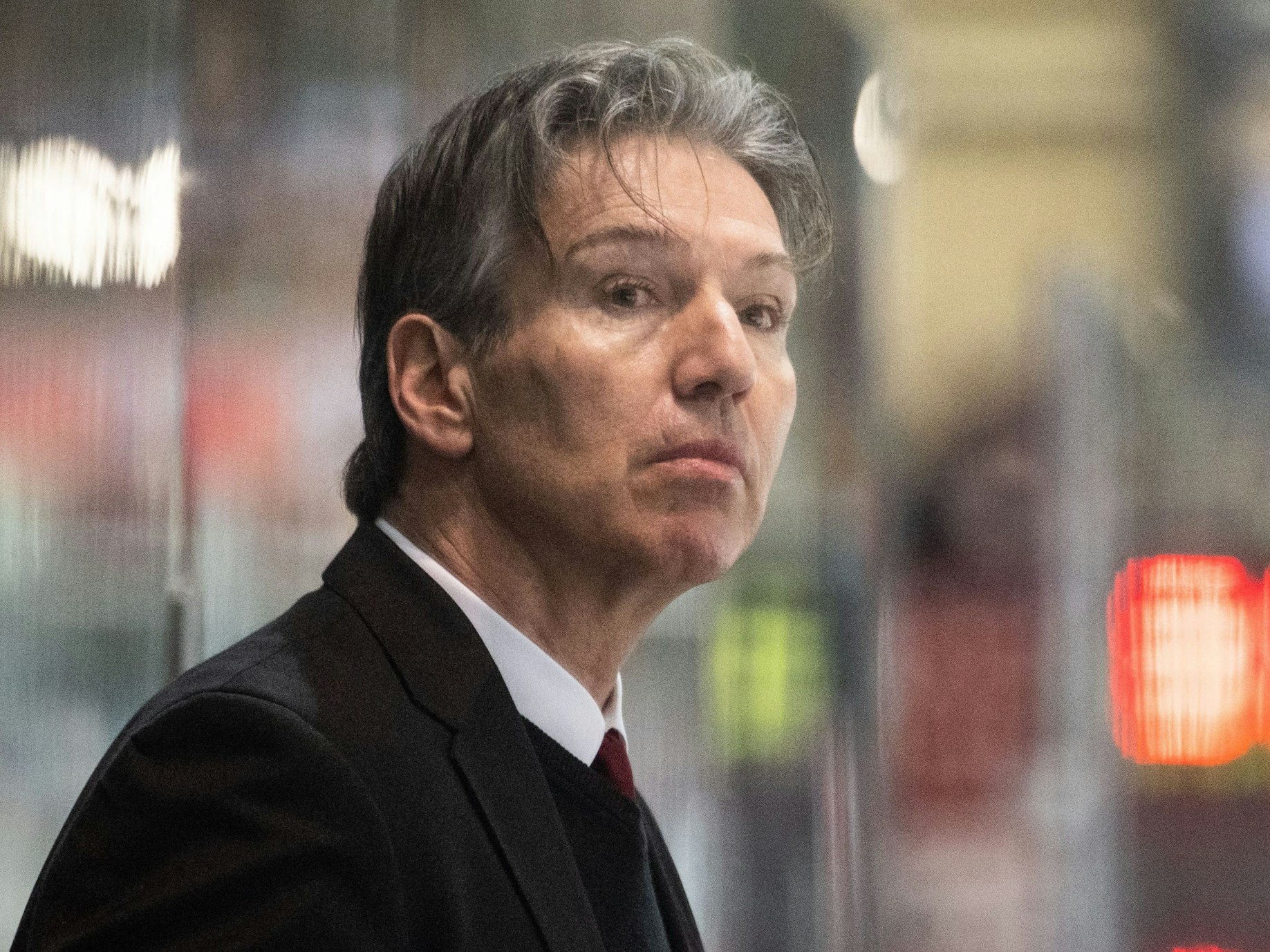 Trainer Uwe Krupp von den Haien verfolgt das Spiel.