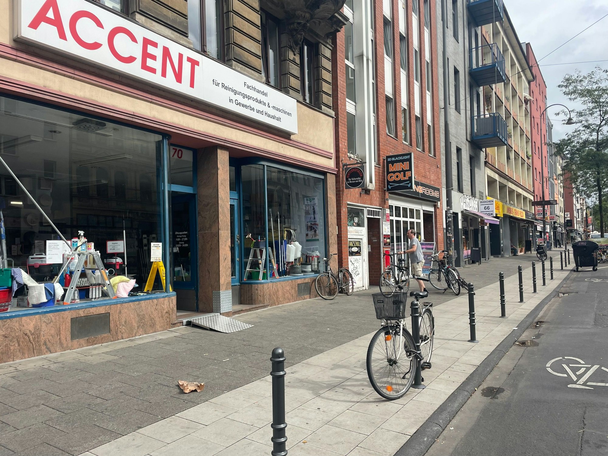 Vorderansicht des Geschäfts Accent auf der Aachener Straße.