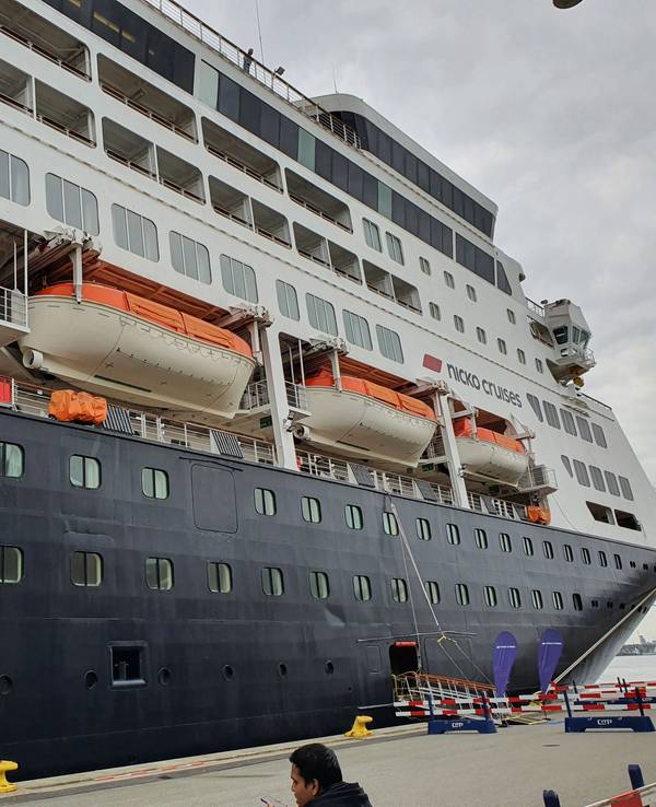 Hier zu sehen: Das Kreuzfahrtschiff „Vasco da Gama“ von Nicko Reisen, welches am 13. September 2013 von Schlepperbooten in den Kopenhagener Hafen manövriert wurde.