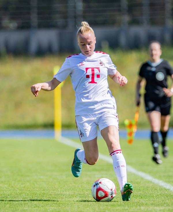 Anna Gerhardt im Pokalspiel des 1. FC Köln gegen den SCF Stern.