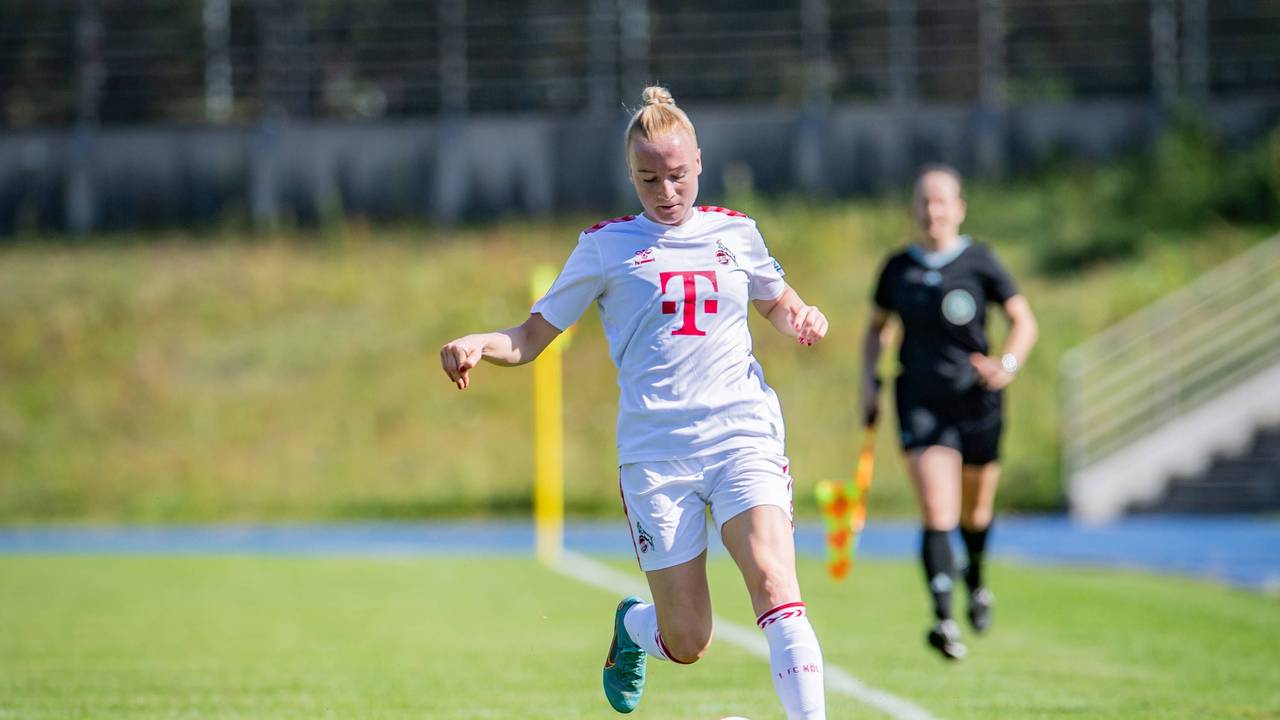 Anna Gerhardt im Pokalspiel des 1. FC Köln gegen den SCF Stern.