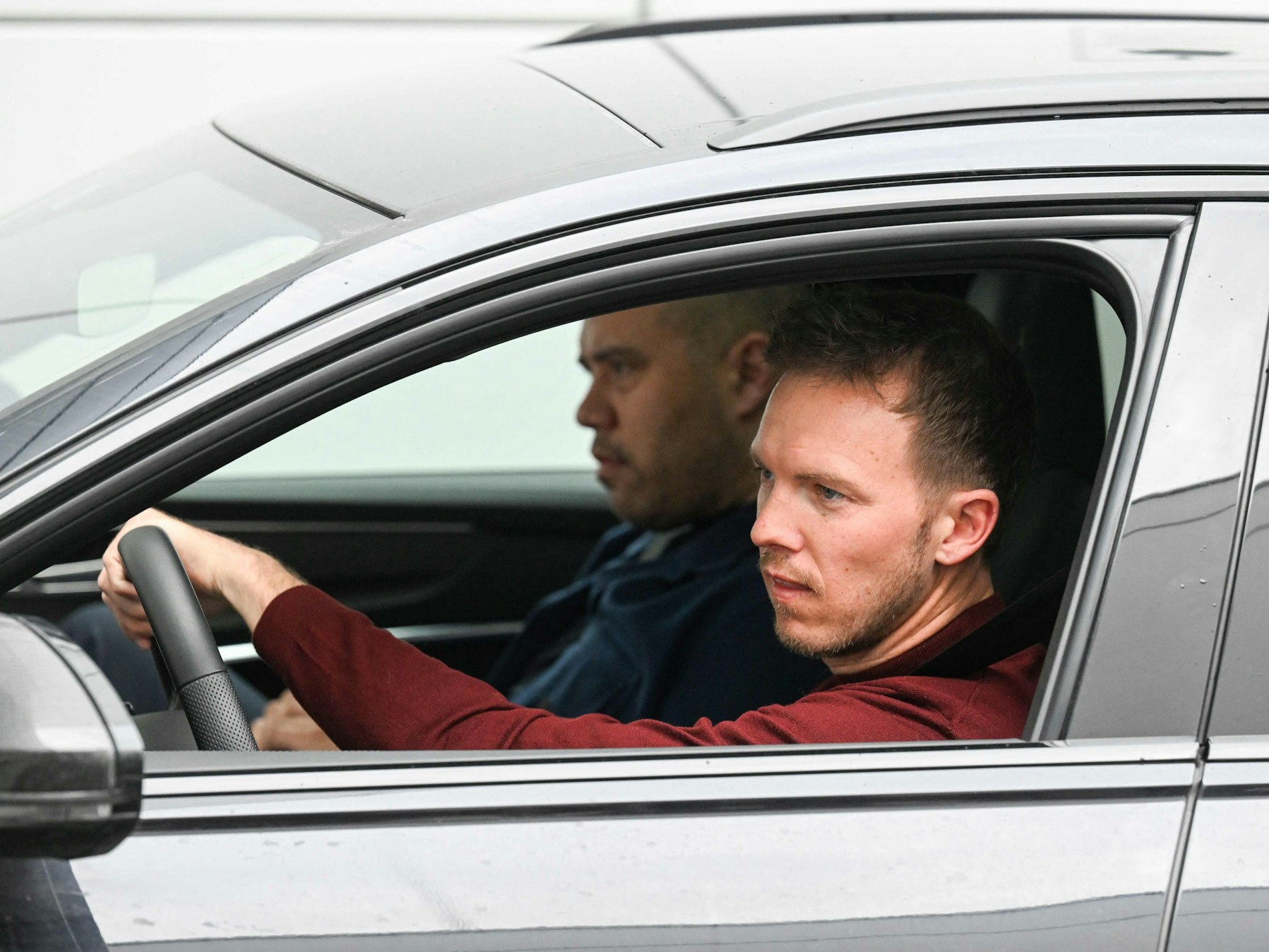 Julian Nagelsmann fährt im Auto vor.