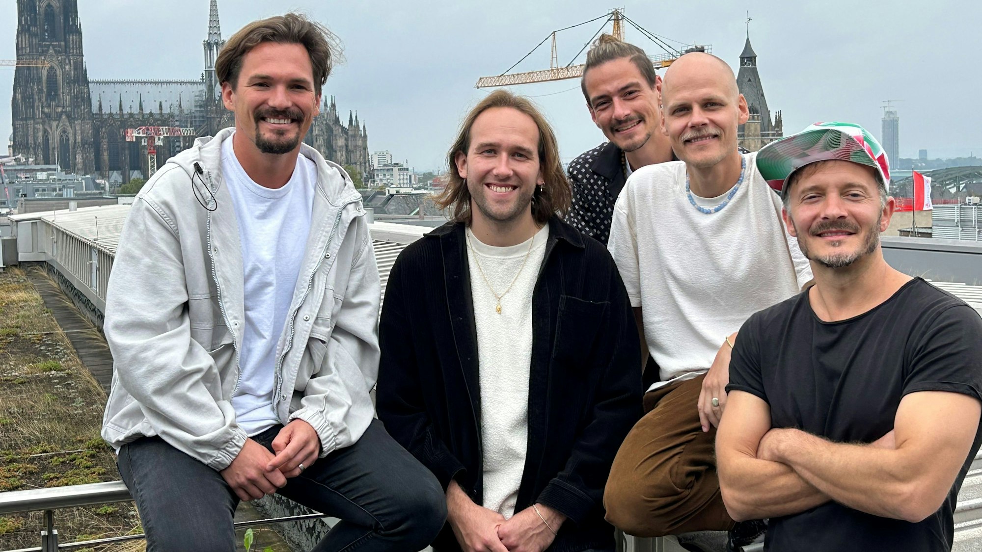 Cat Ballou posieren vor Dom-Kulisse.