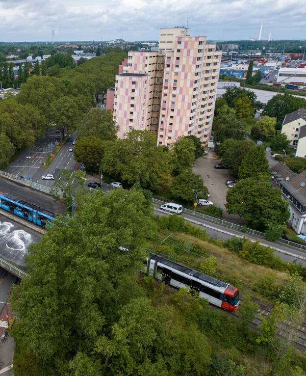 Aufnahmen der Hochbahnstrecke der KVB-Linie 13 an der Kreuzung mit der Boltensternstraße.
