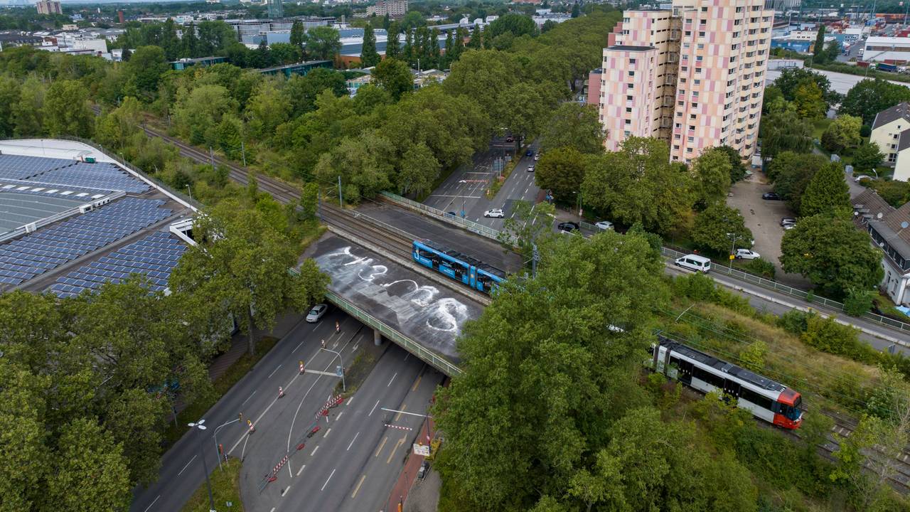 Aufnahmen der Hochbahnstrecke der KVB-Linie 13 an der Kreuzung mit der Boltensternstraße.