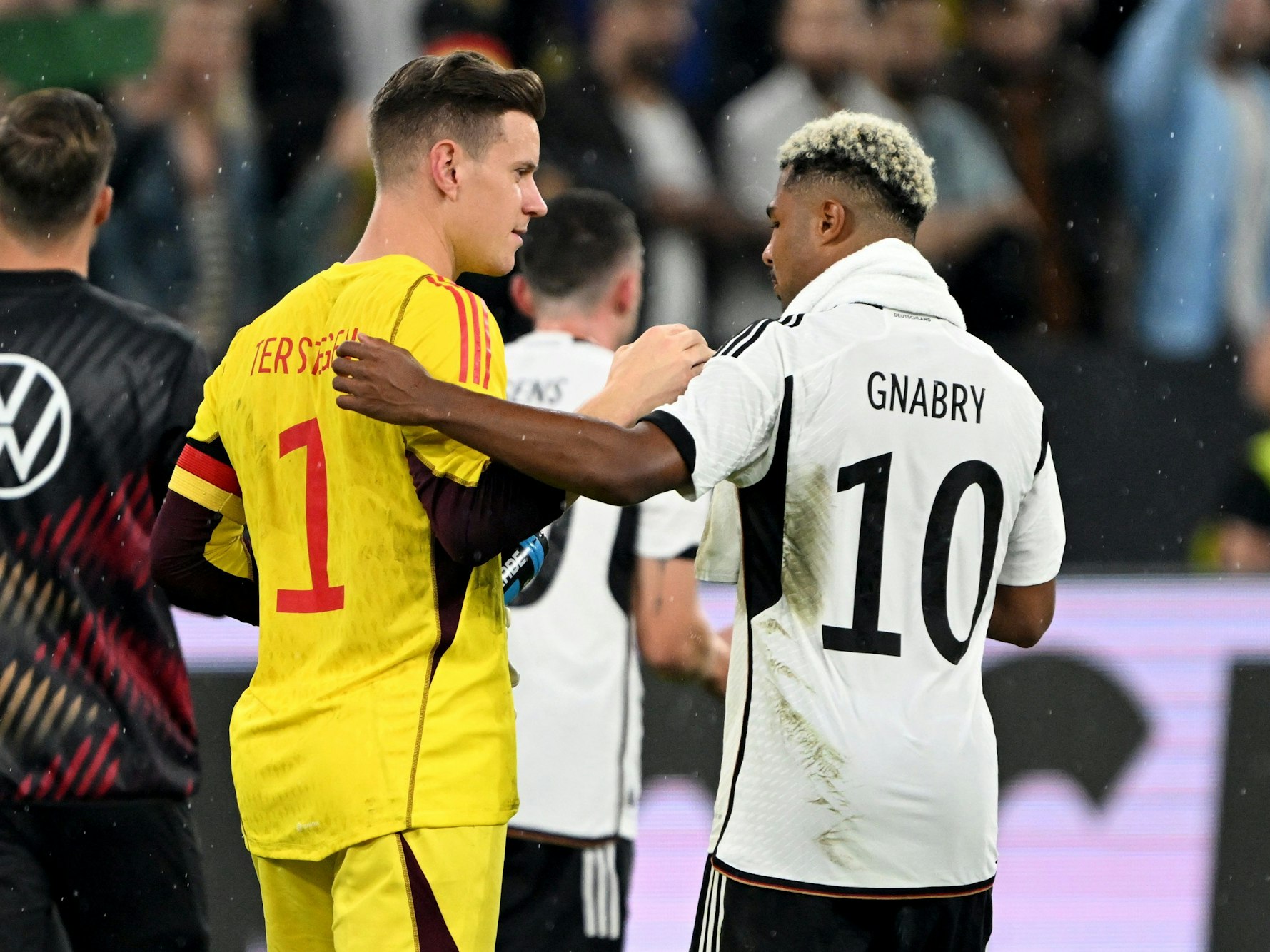 Marc-André ter Stegen und Serge Gnabry nach dem Sieg gegen Frankreich.