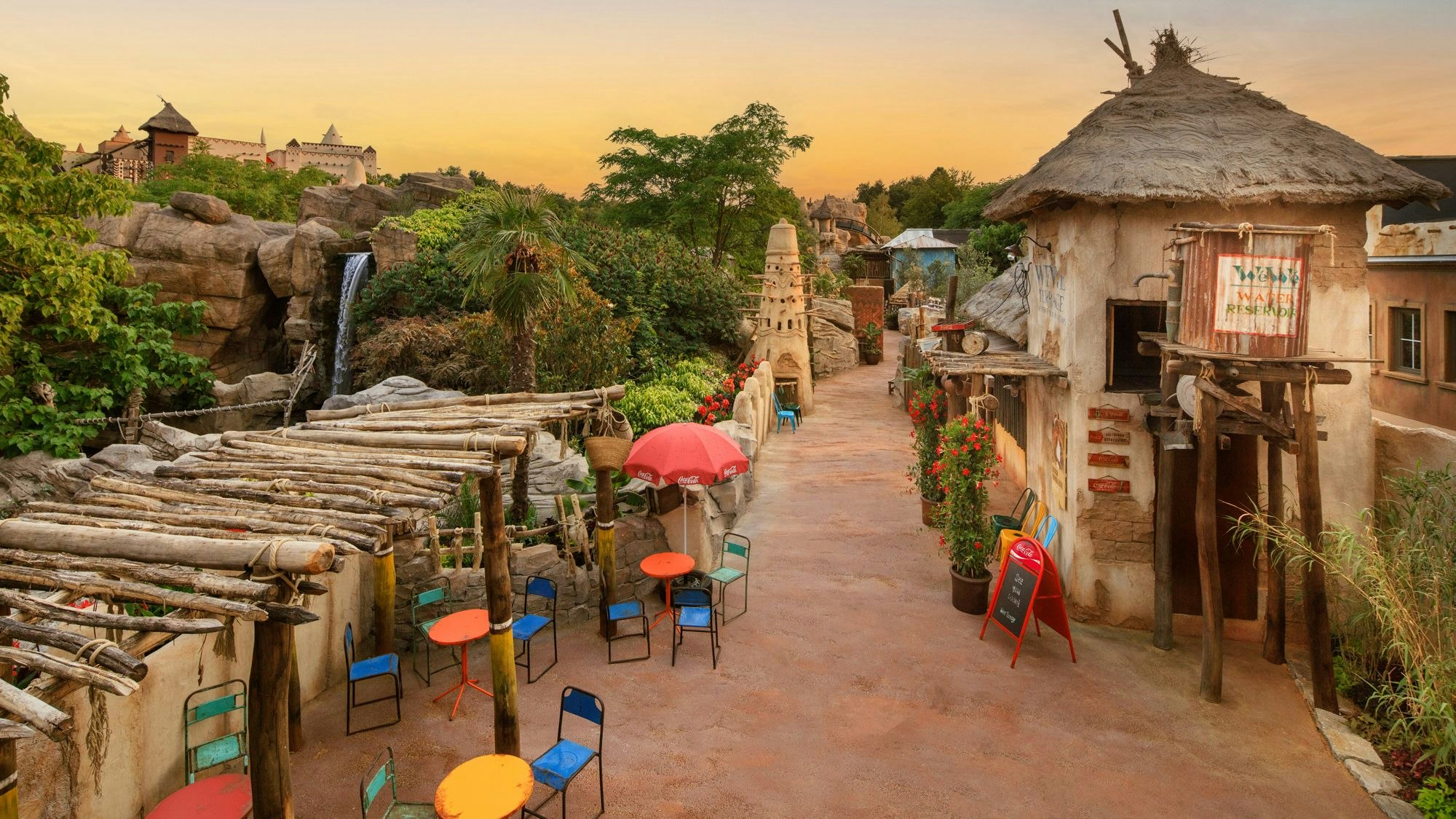 Blick auf einen Weg, der quer durch die Afrika-Themenwelt im Phantasialand in Brühl führt.