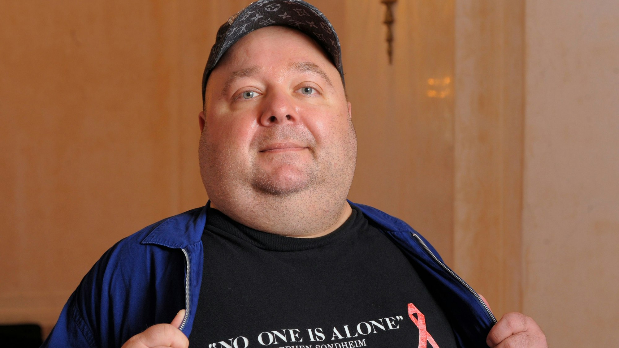 Der Entertainer Dirk Bach zeigt am Mittwoch (28.10.2009) nach einer Pressekonferenz in Berlin sein Shirt mit der Aufschrift „No one is alone“.