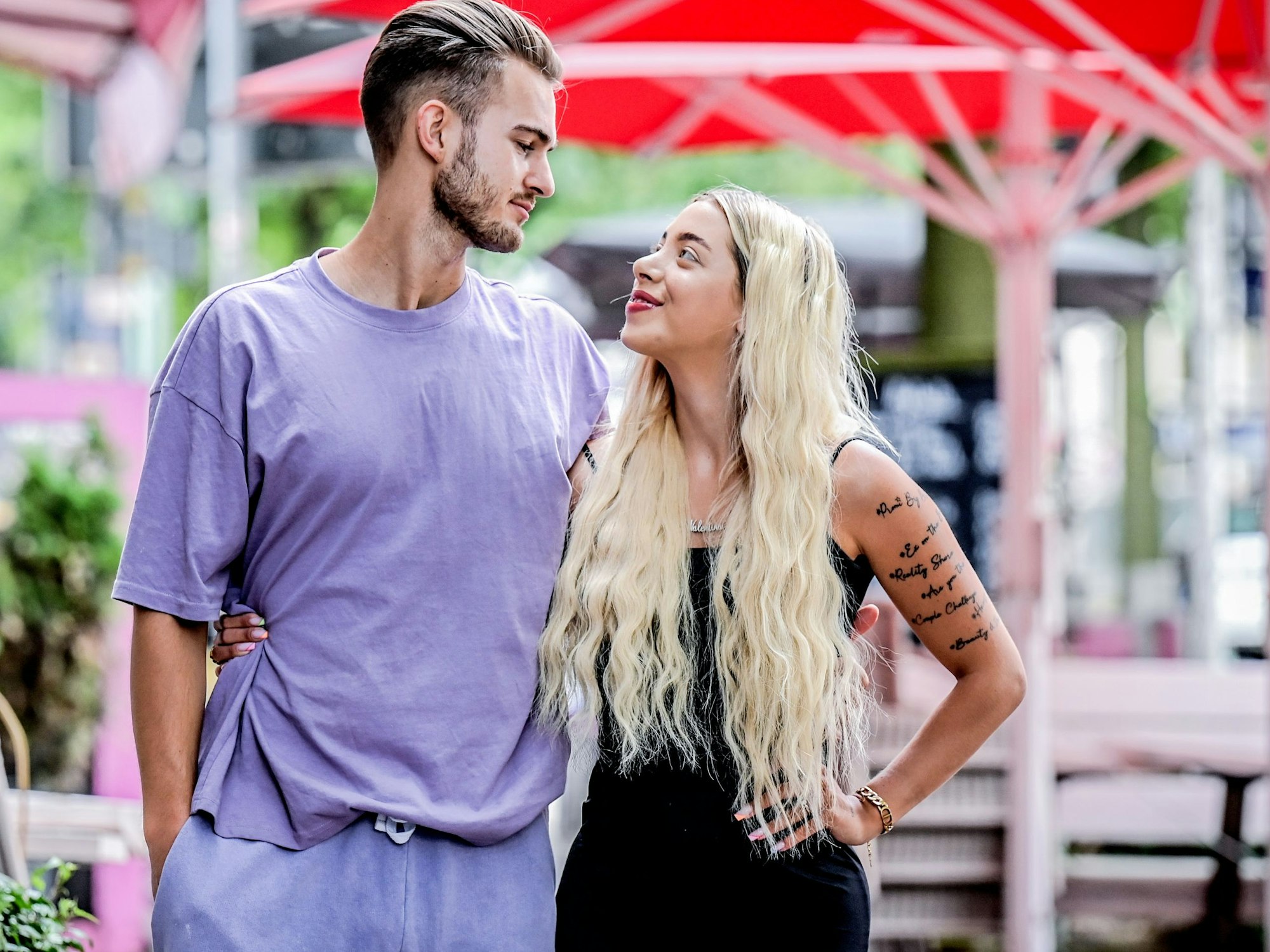 Die Realty-Stars Walentina Doronina und Can Kaplan stehen geminsam am Montag, den 26. Juni 2023 auf der Rüttenscheider Straße.