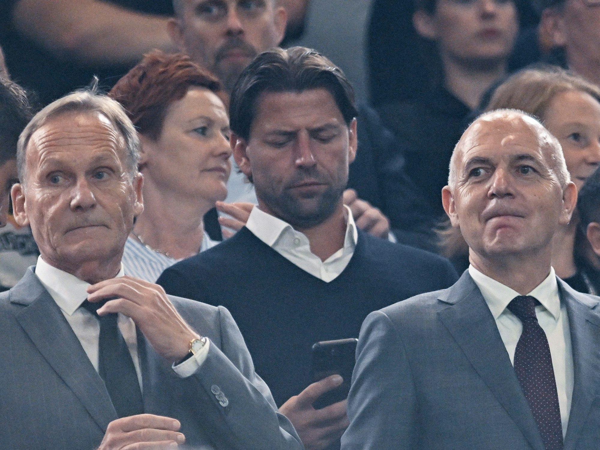 DFB-Präsident Bernd Neuendorf (r) und DFB-Vizepräsident Hans-Joachim Watzke auf der Tribüne.