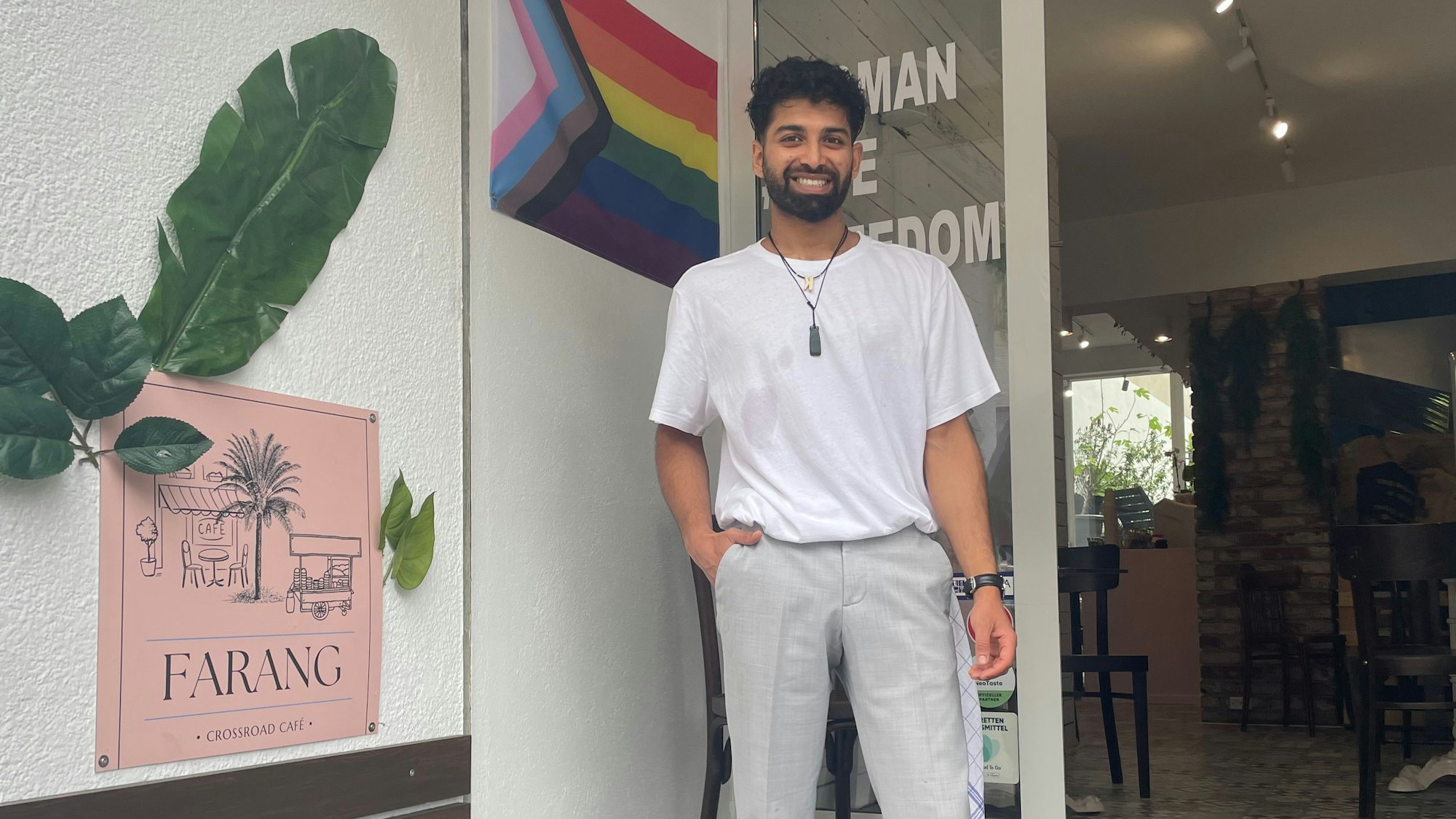 Kassim Hussain vor seinem Café „Farang“.