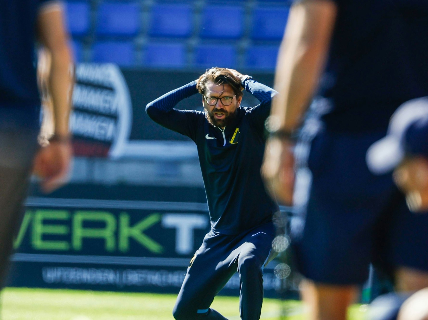 Peter Hyballa rauft sich bei einem Spiel von NAC Breda die Haare.