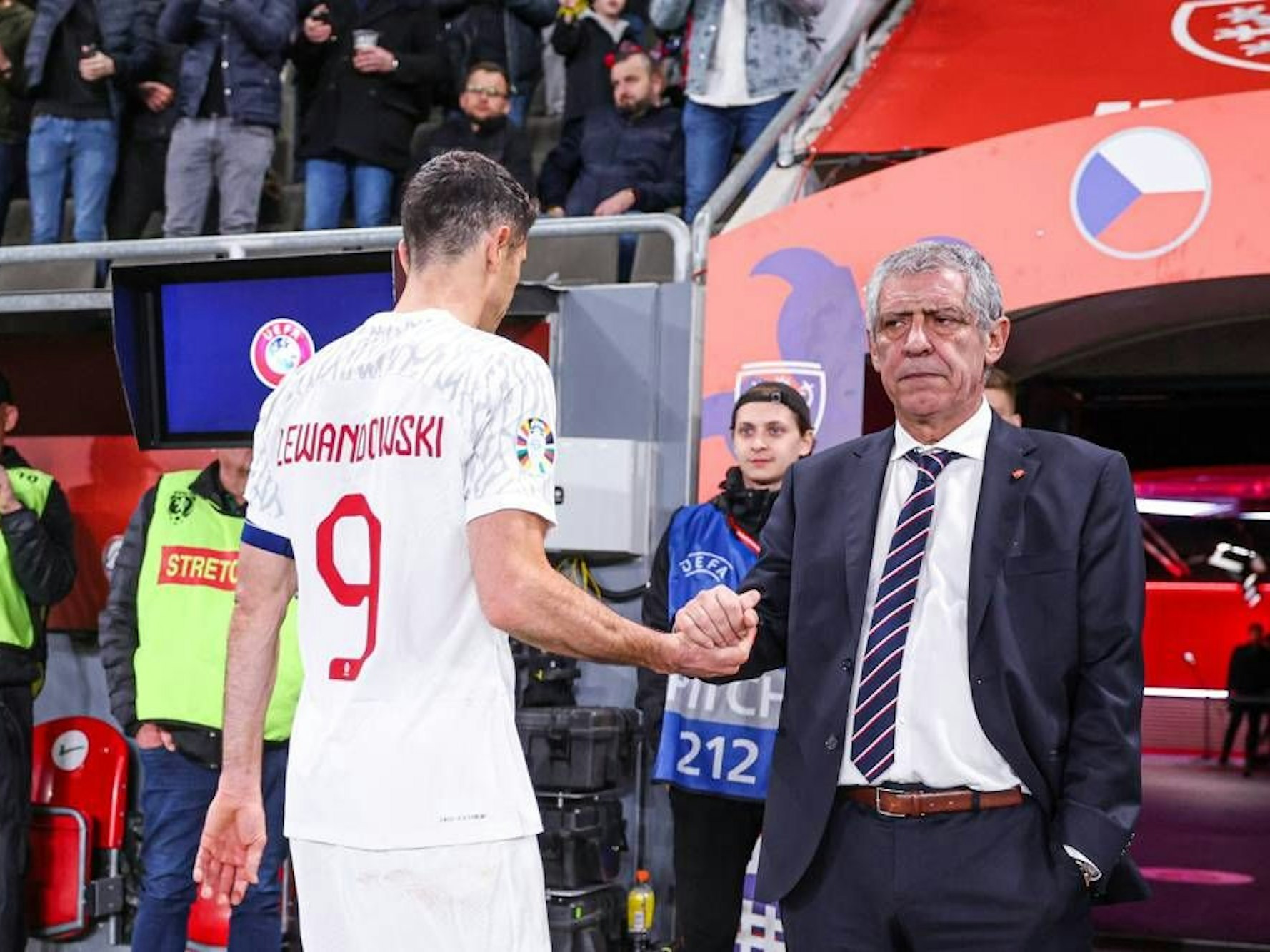 Lewandowski klatscht mit seinem Trainer Santos ab.