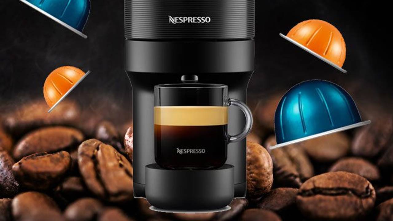 Auf dem Bild ist die angebotene Kaffeemaschine und ein paar der zu kaufenden Kapseln zu sehen.