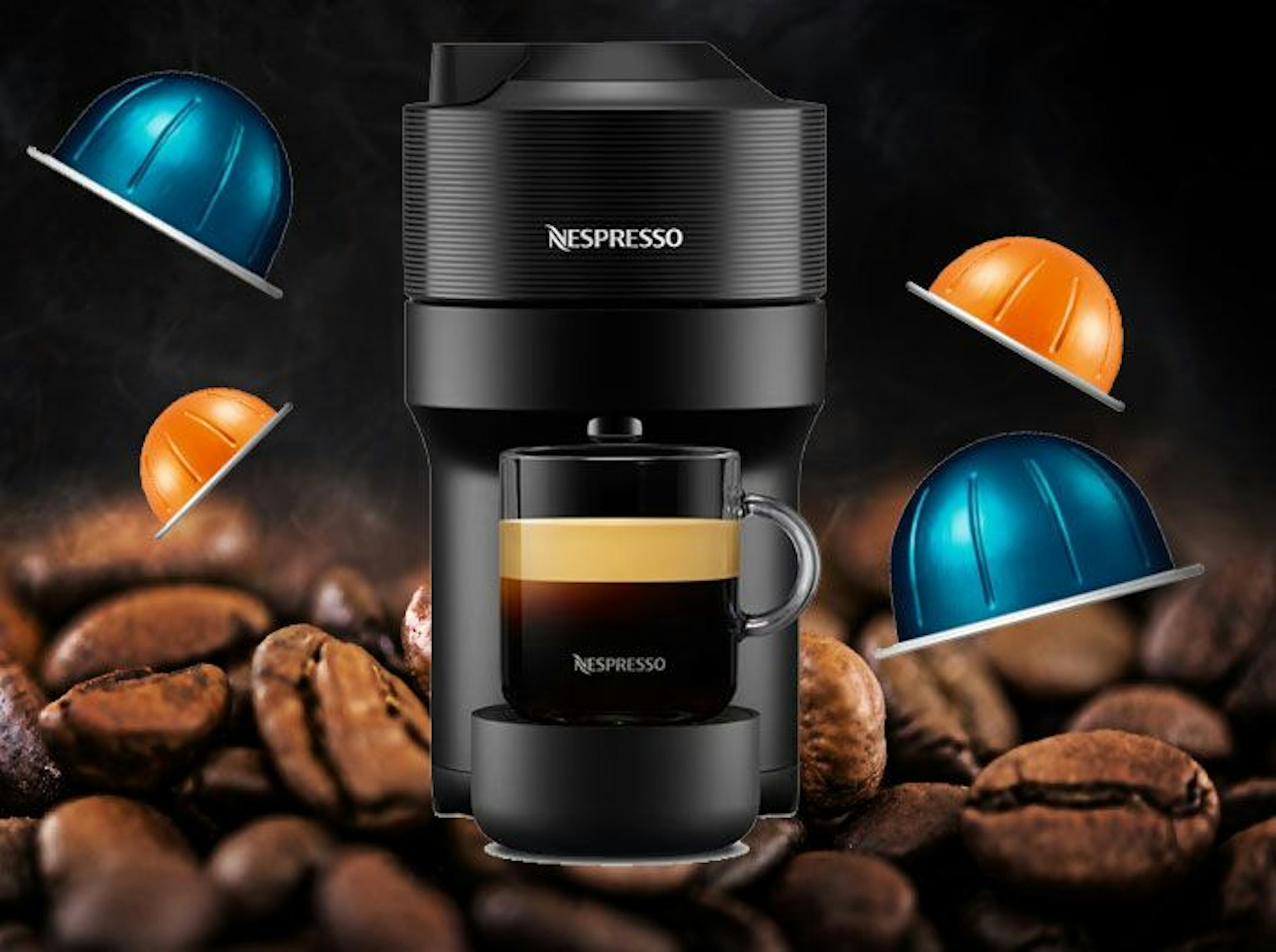 Auf dem Bild ist die angebotene Kaffeemaschine und ein paar der zu kaufenden Kapseln zu sehen.