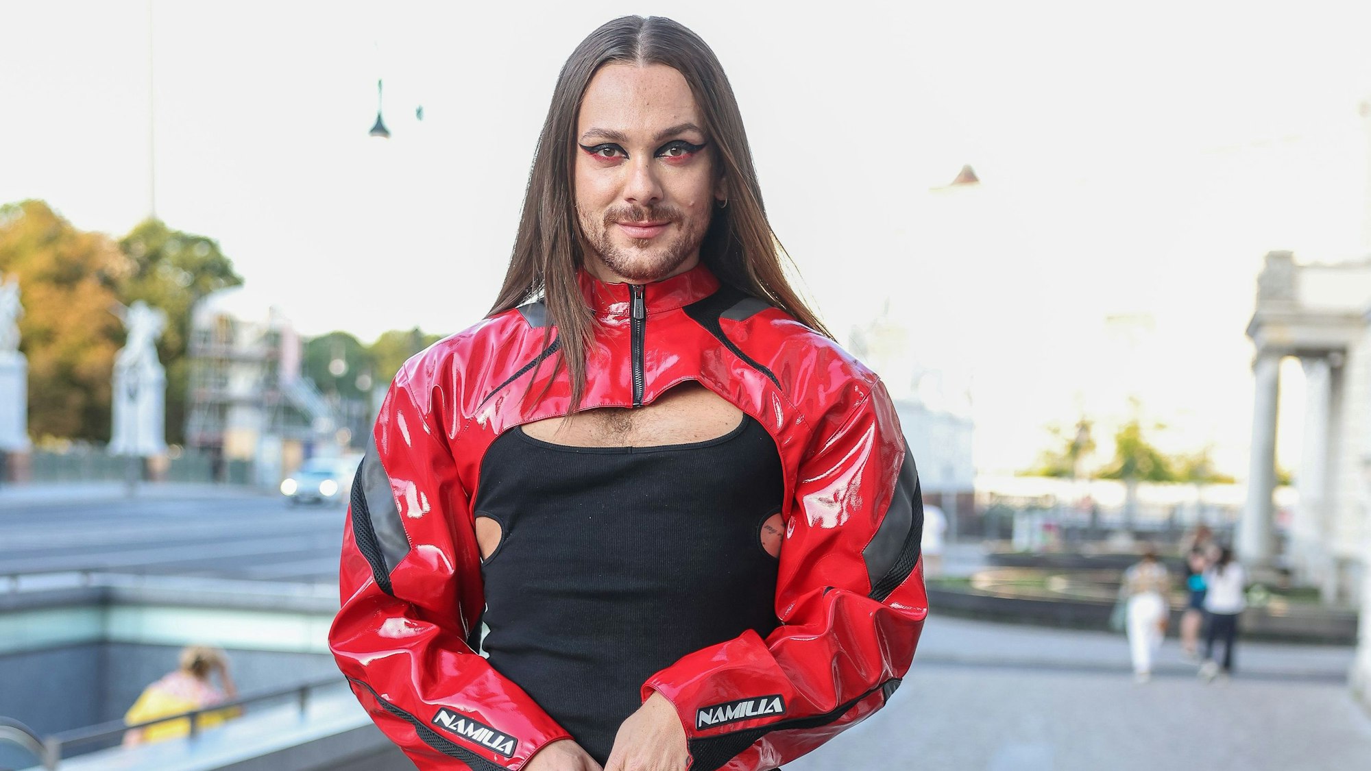 Riccardo Simonetti posiert für die Fotografen. Er trägt ein schwarz-rotes Outfit.