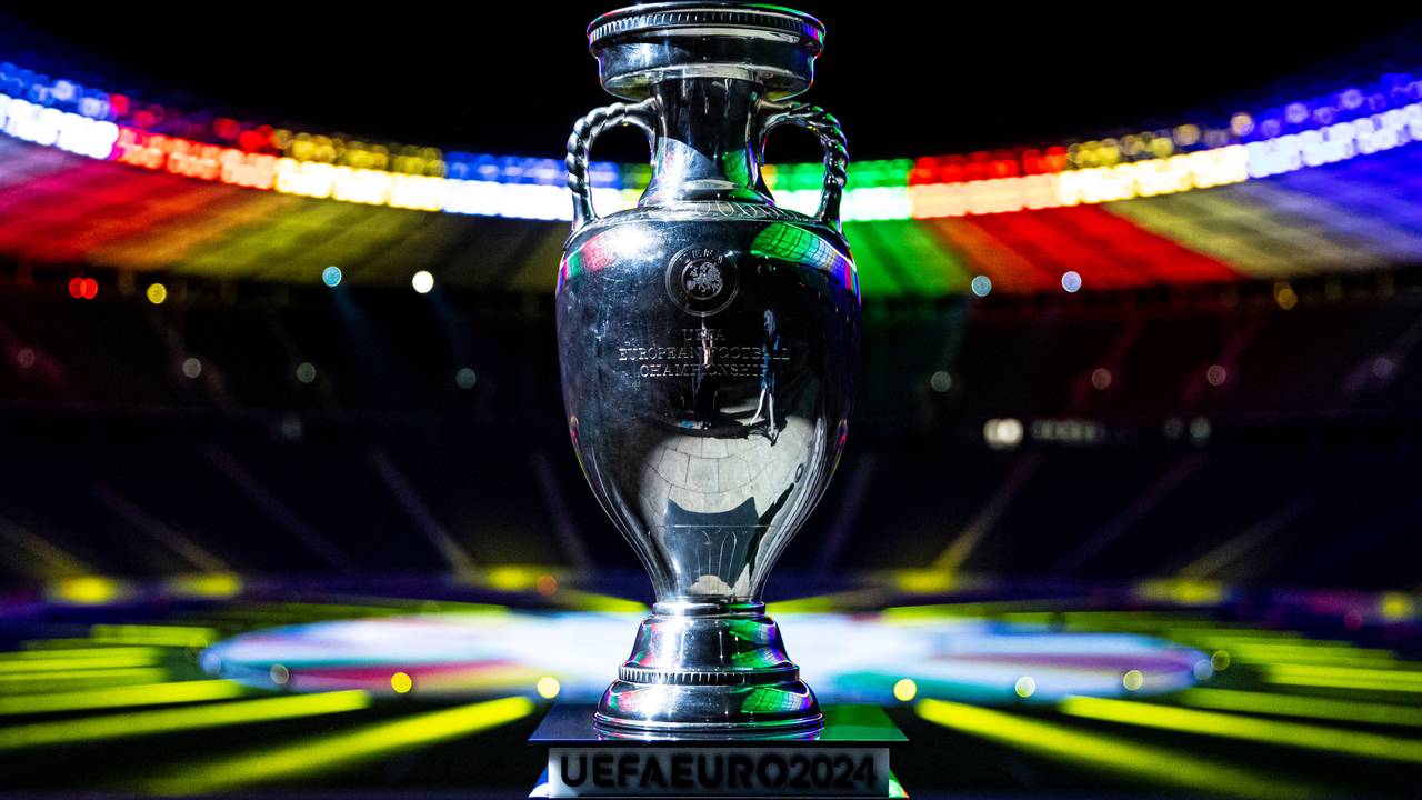 Der Siegerpokal der Fußball-Europameisterschaft 2024 steht im bunt erleuchteten Olympiastadion in Berlin.