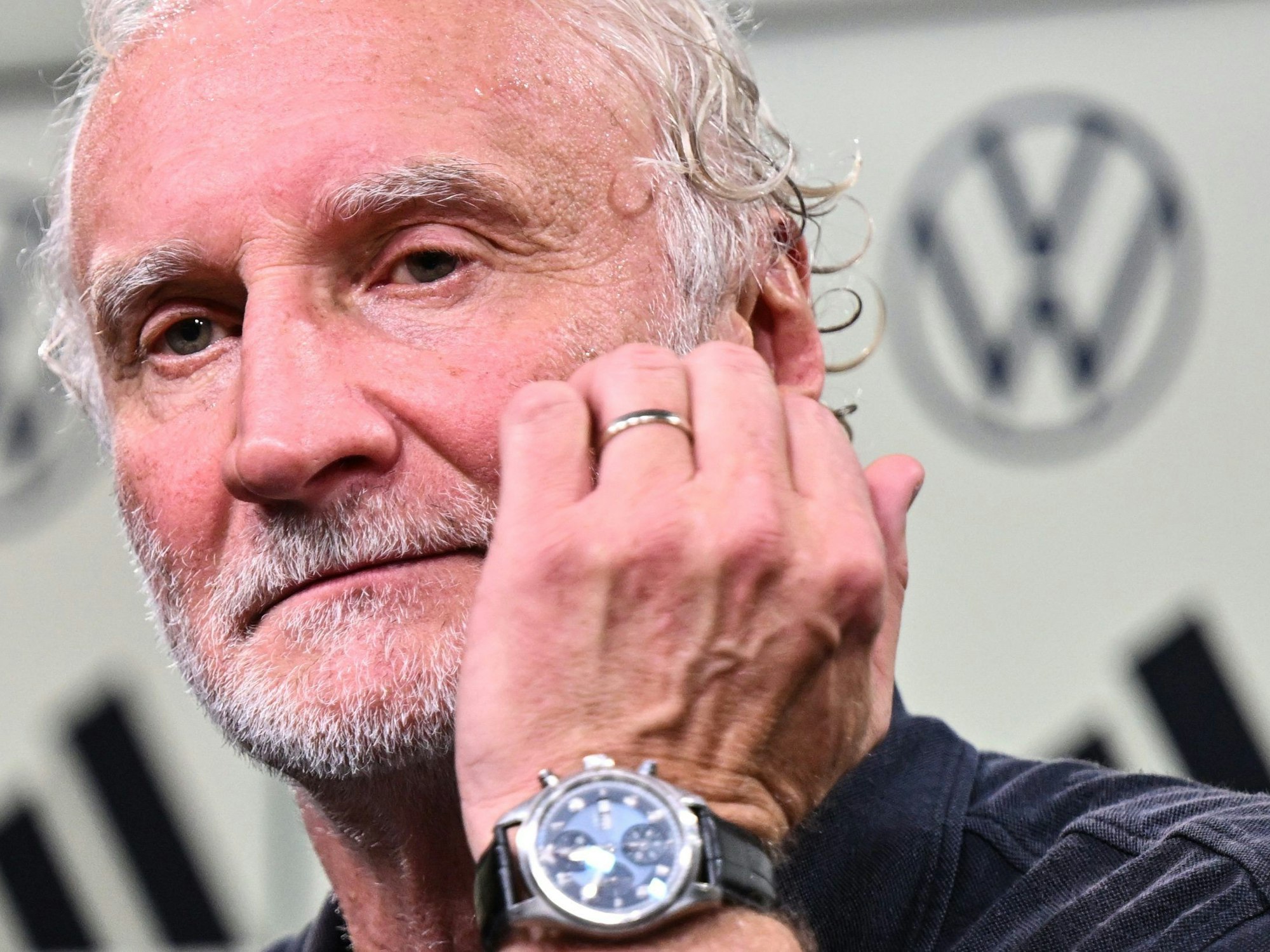 Interims-Teamchef Rudi Völler nimmt nach der Pressekonferenz nach dem Spiel teil.