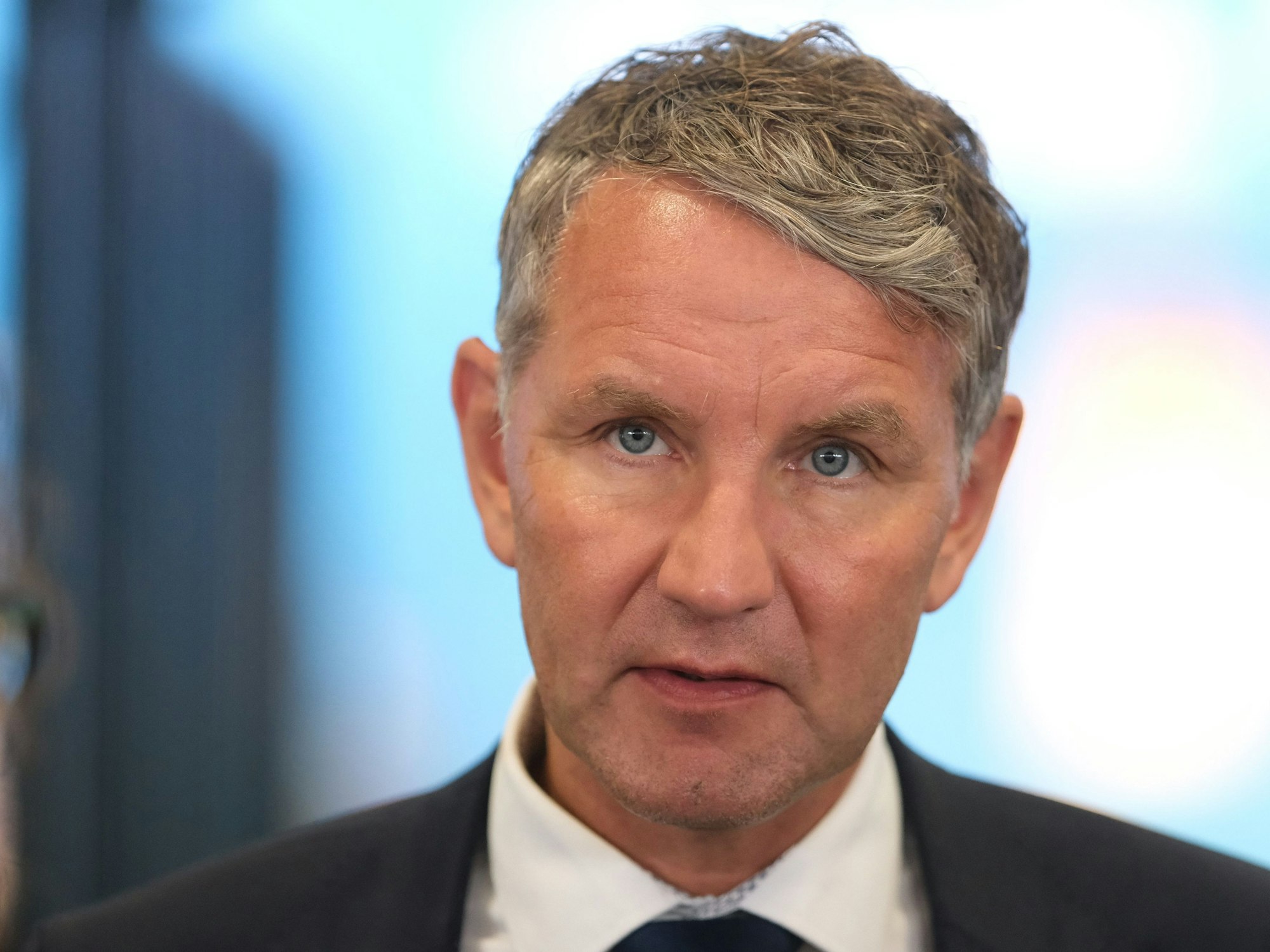 Björn Höcke (AfD) spricht während der AfD- Europawahlversammlung am 6. August 2023 in einer Halle der Messe Magdeburg mit Medienvertreterinnen und Medienvertretern.